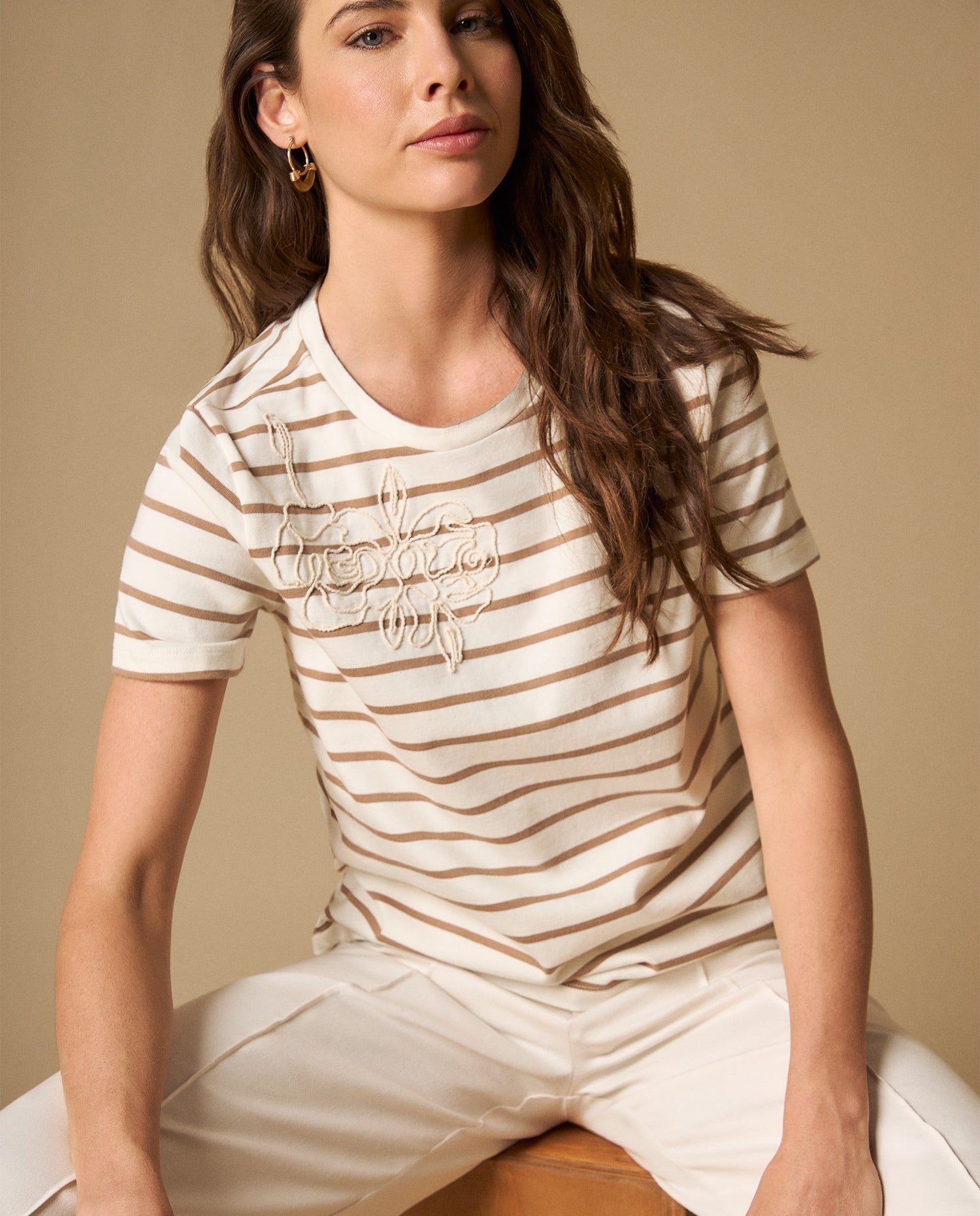 Camiseta bordada manga corta cuello redondo - Crudo