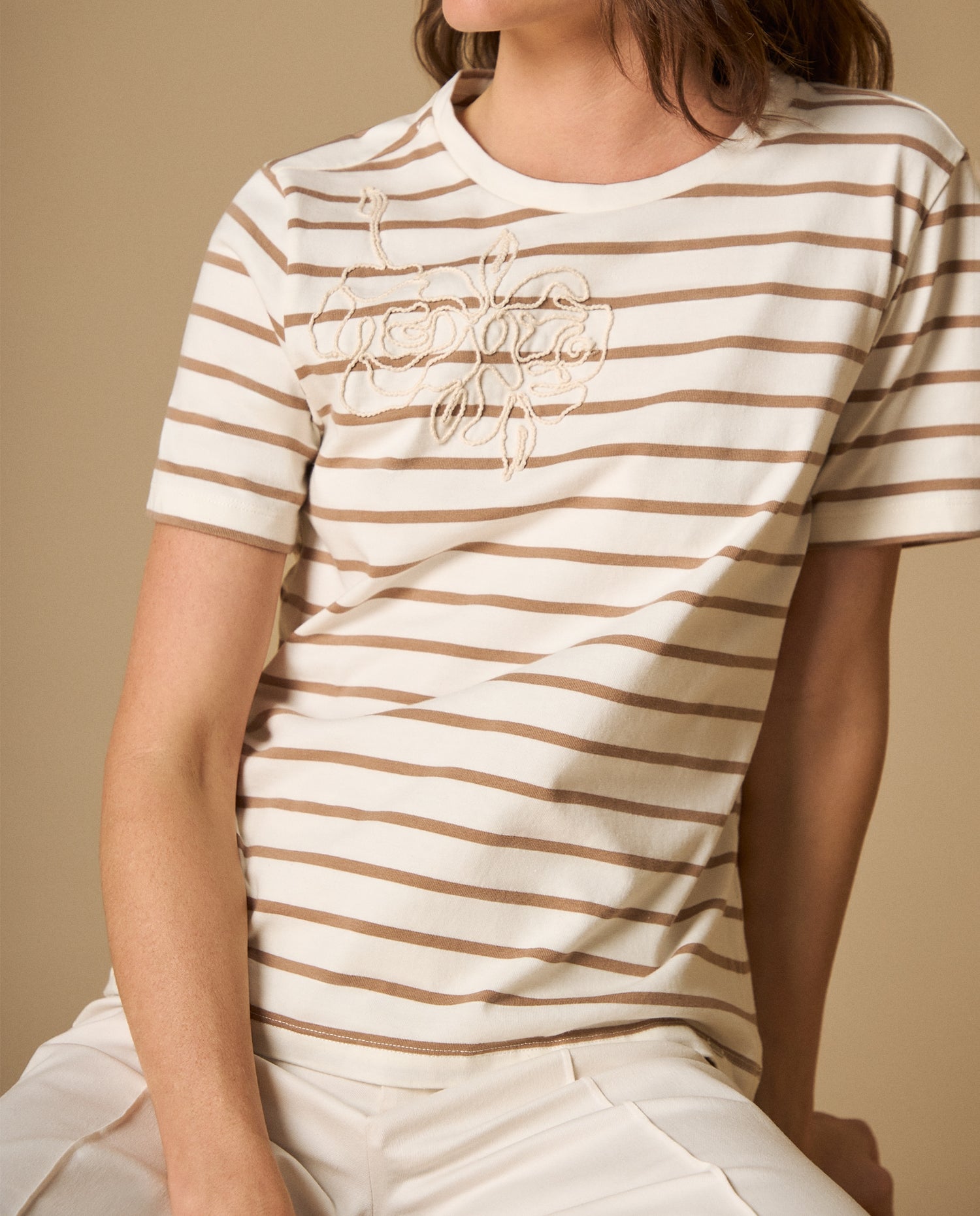 Camiseta bordada manga corta cuello redondo - Crudo