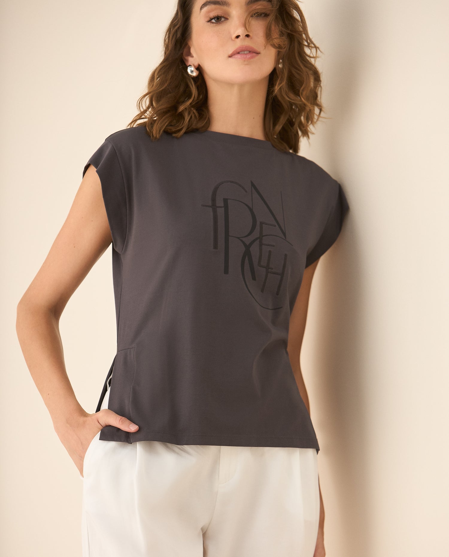 Camiseta manga sisa con letras estampadas al frente para mujer - Gris