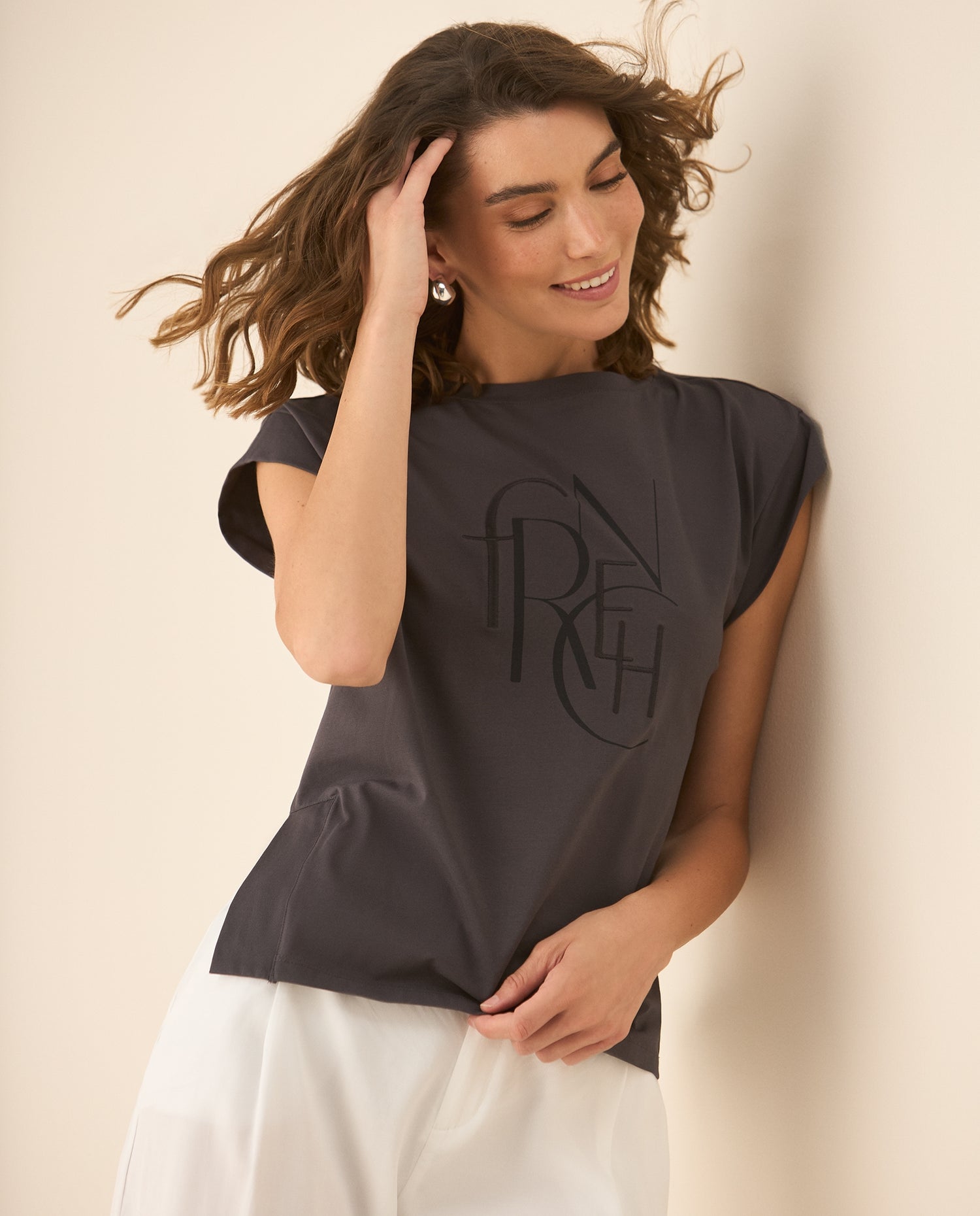 Camiseta manga sisa con letras estampadas al frente para mujer - Gris