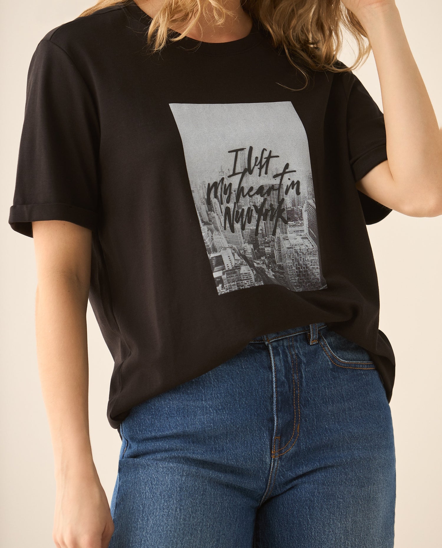 Camiseta manga corta con estampado al frente para mujer - Negro