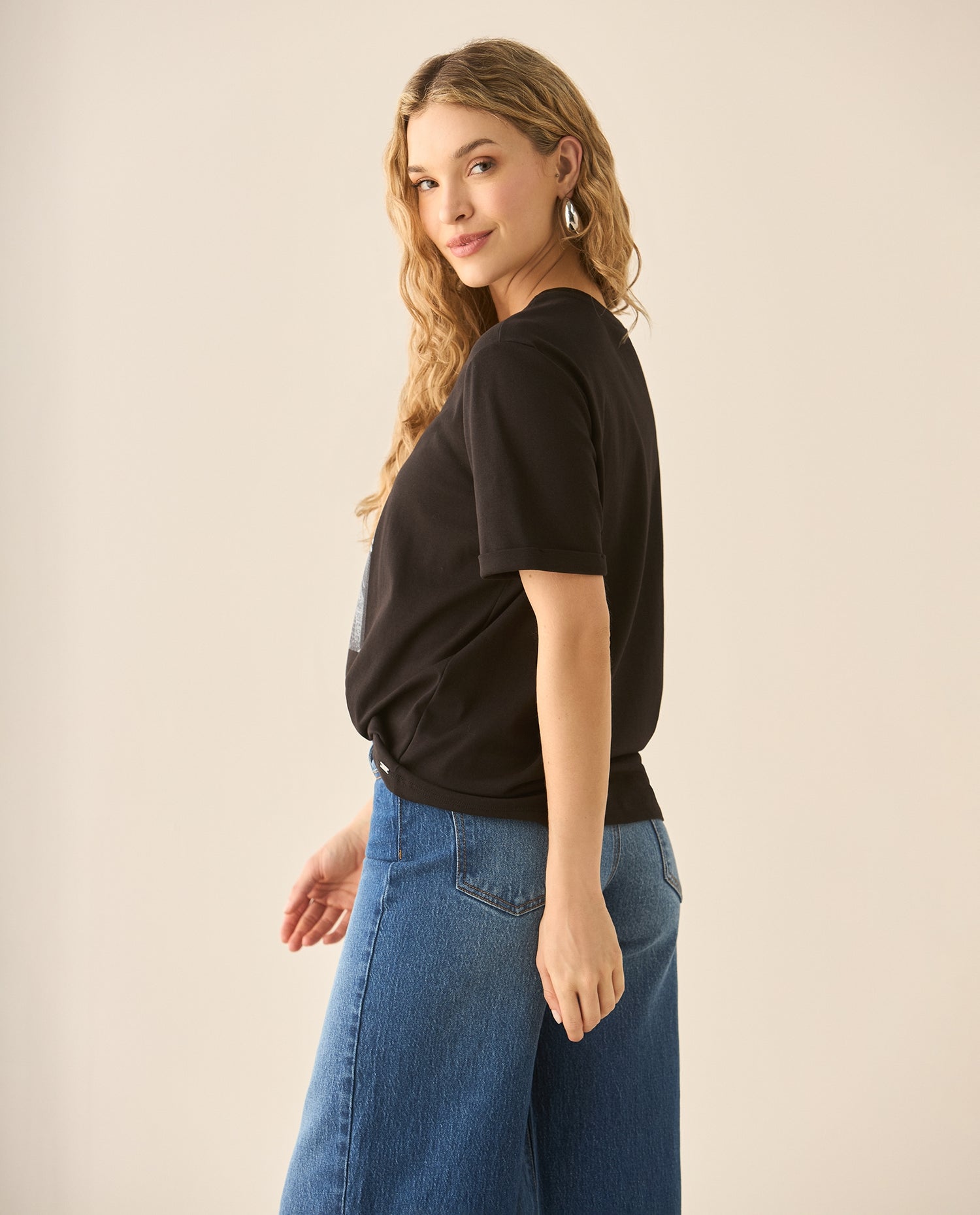 Camiseta manga corta con estampado al frente para mujer - Negro