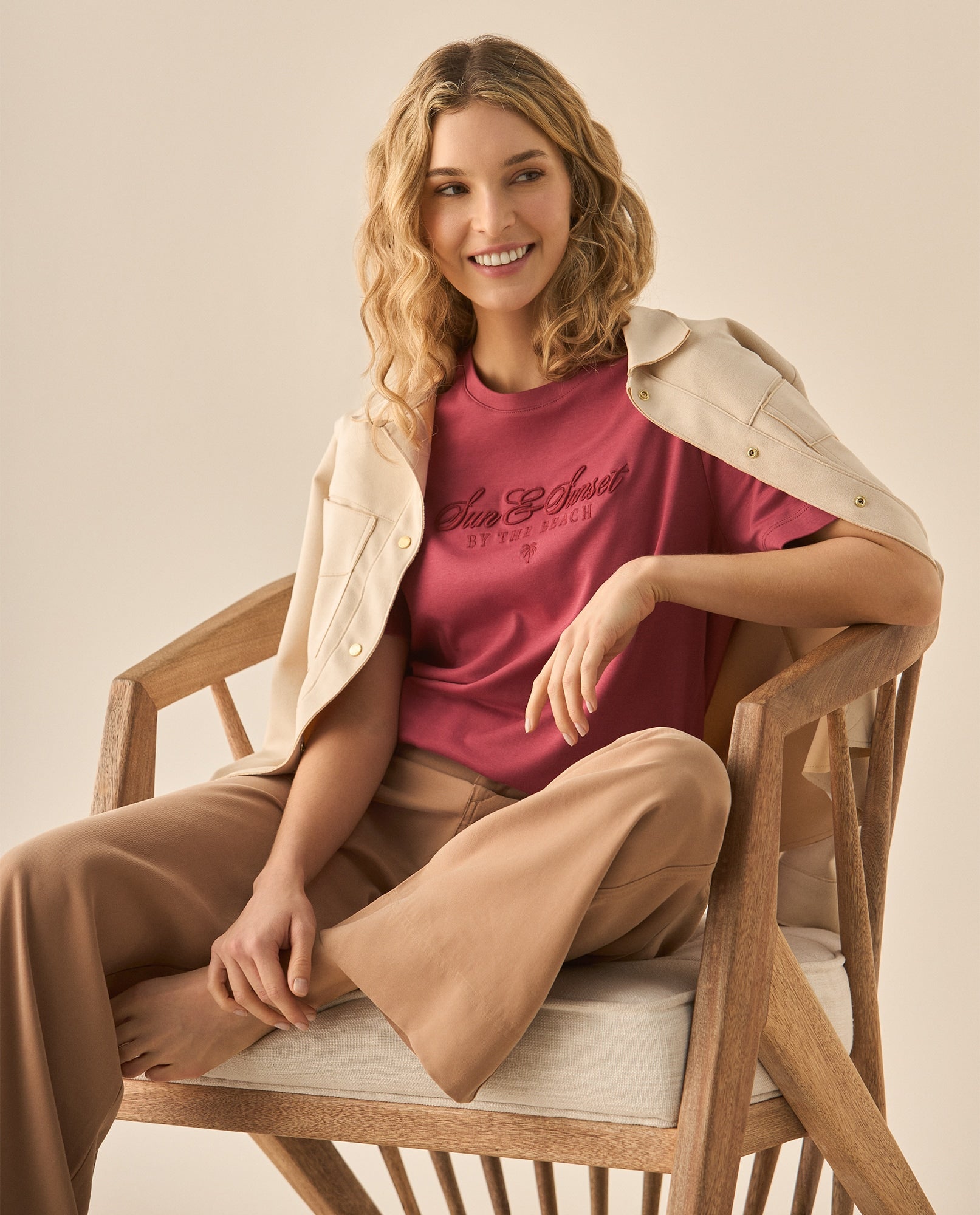 Camiseta con letras bordadas al frente y en las mangas para mujer - Rosa 34_103G010_ROS181631_0
