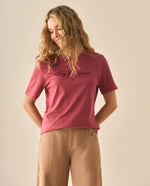 Camiseta con letras bordadas al frente y en las mangas para mujer - Rosa