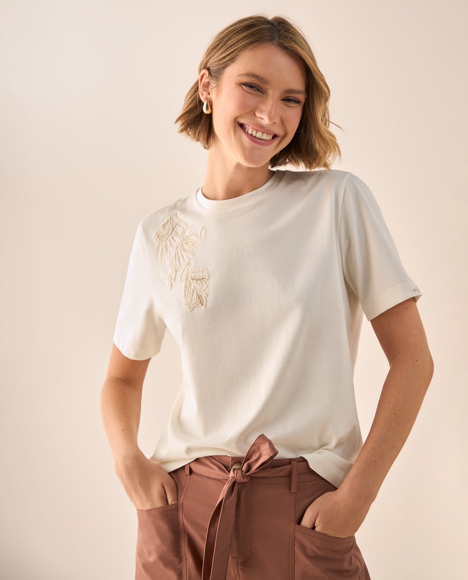 Camiseta Verde Bordado Floral Wild Blooms - Blanco
