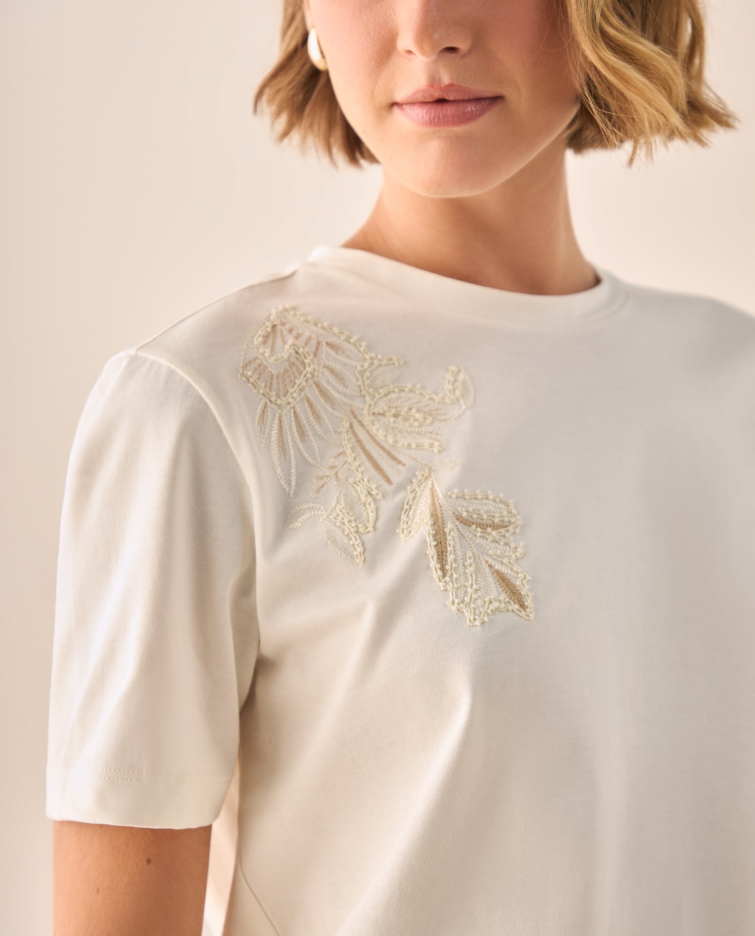 Camiseta Verde Bordado Floral Wild Blooms - Blanco