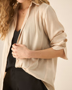 Camisa tipo satín con cuello clásico para mujer  - Beige