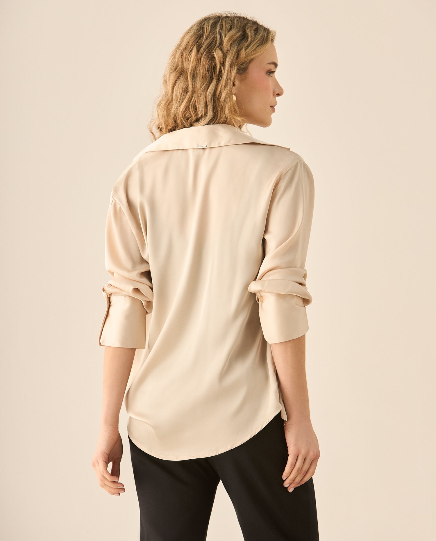 Camisa tipo satín con cuello clásico para mujer  - Beige