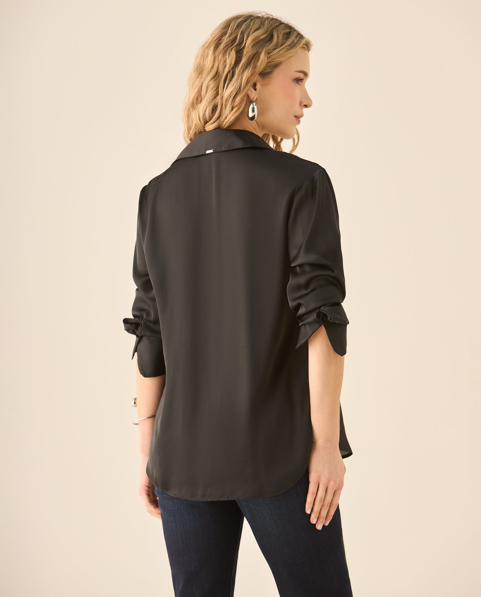 Camisa tipo satín con cuello clásico para mujer  - Negro 34_110G918_NEG193909_4