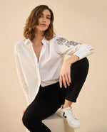 Camisa con apliques de piedras para mujer - Blanco