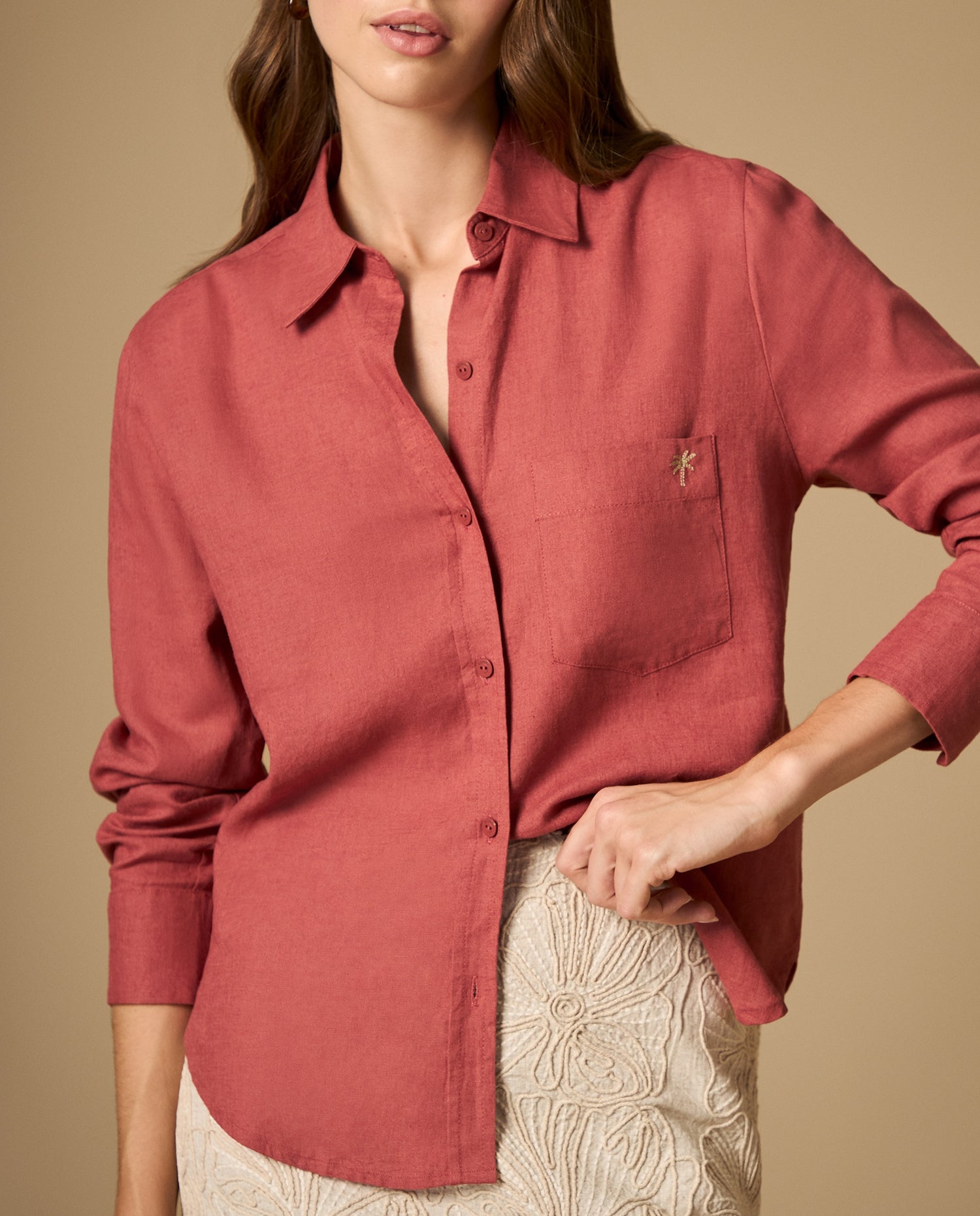 Camisa manga larga con bolsillo y bordado decorativo - Naranja