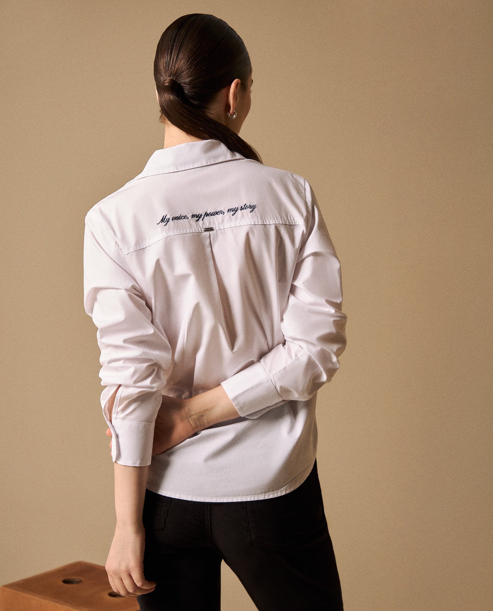 Camisa clásica manga larga con bordado tipográfico para mujer - Blanco 34_113G000_BLA114001_5