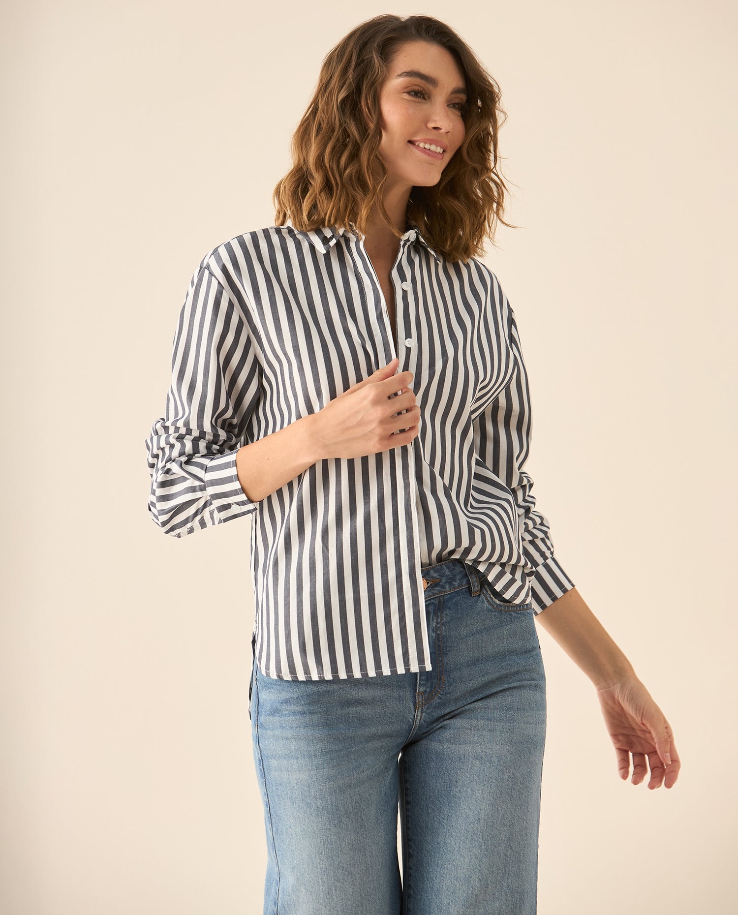 Camisa de rayas con bordado en el cuello para mujer - Negro