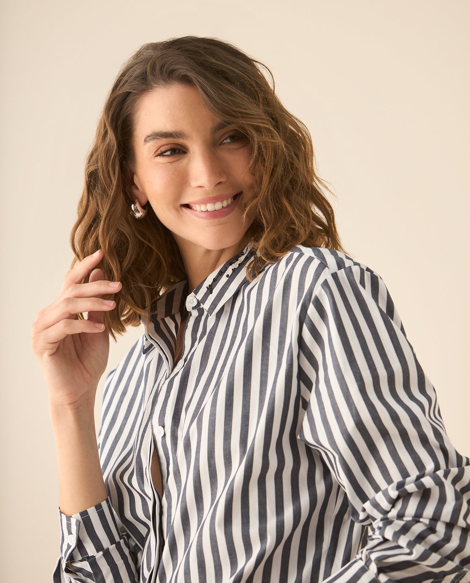 Camisa de rayas con bordado en el cuello para mujer - Negro