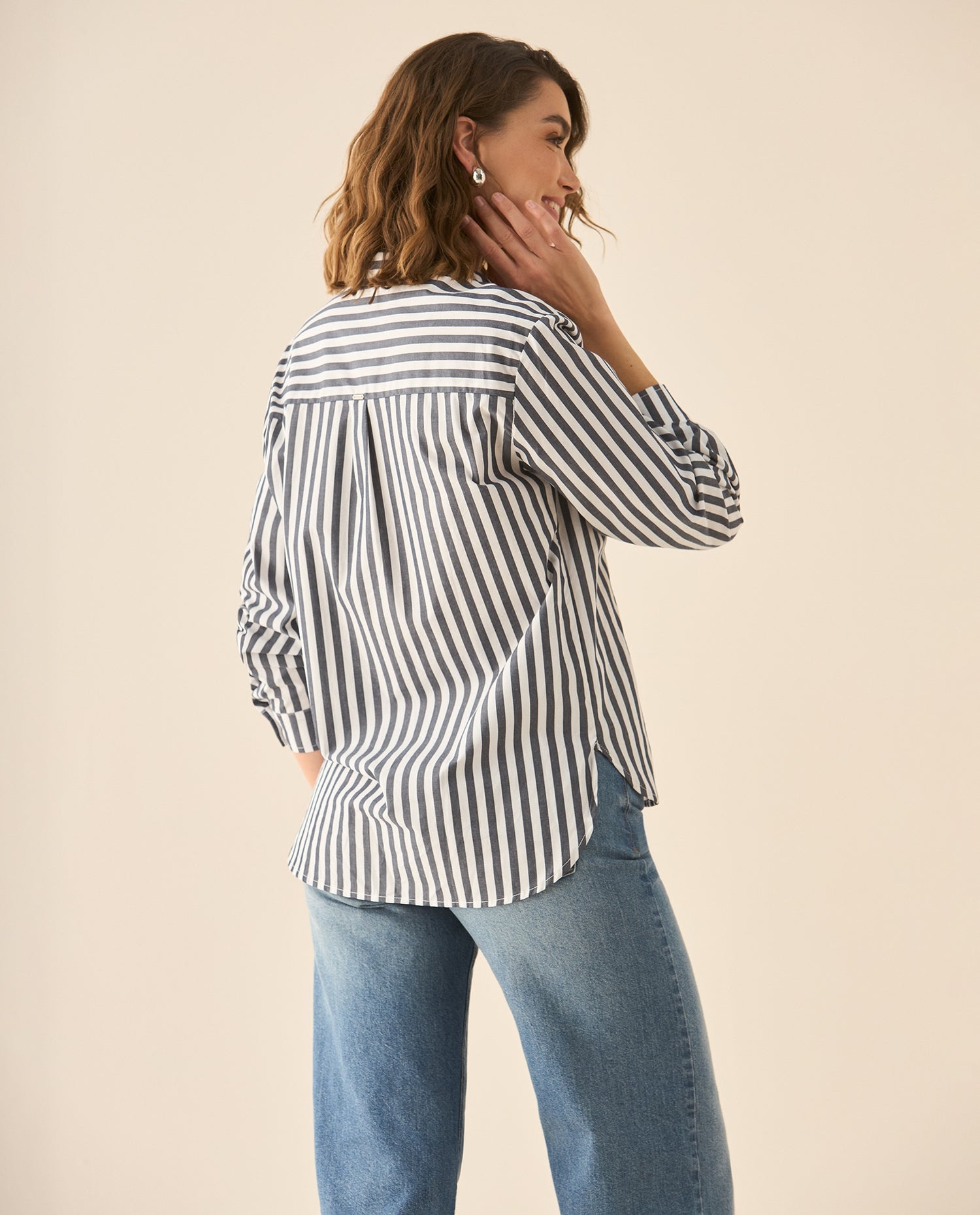Camisa de rayas con bordado en el cuello para mujer - Negro