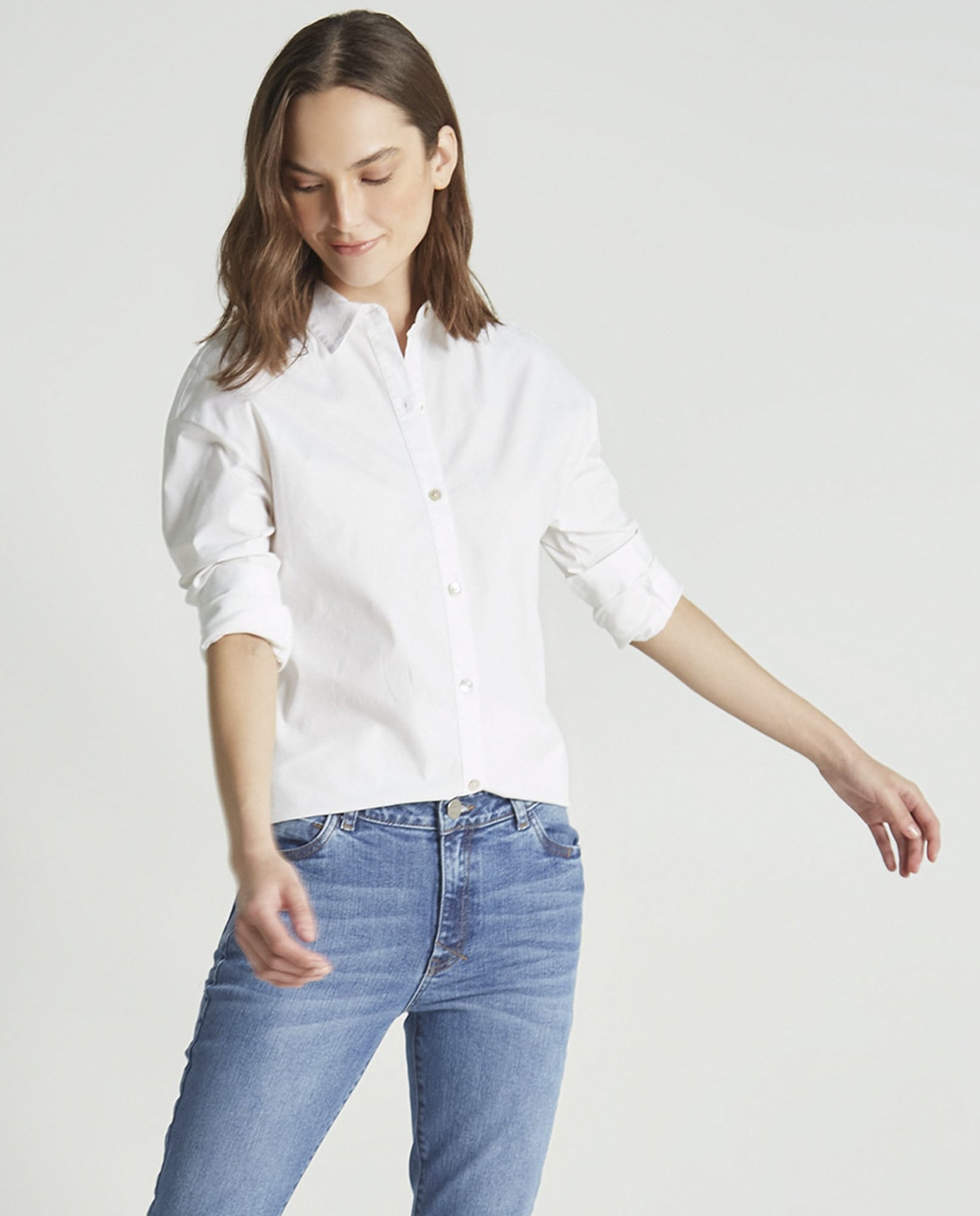 Camisa blanca clásica con bordado en el cuello para mujer - Blanco