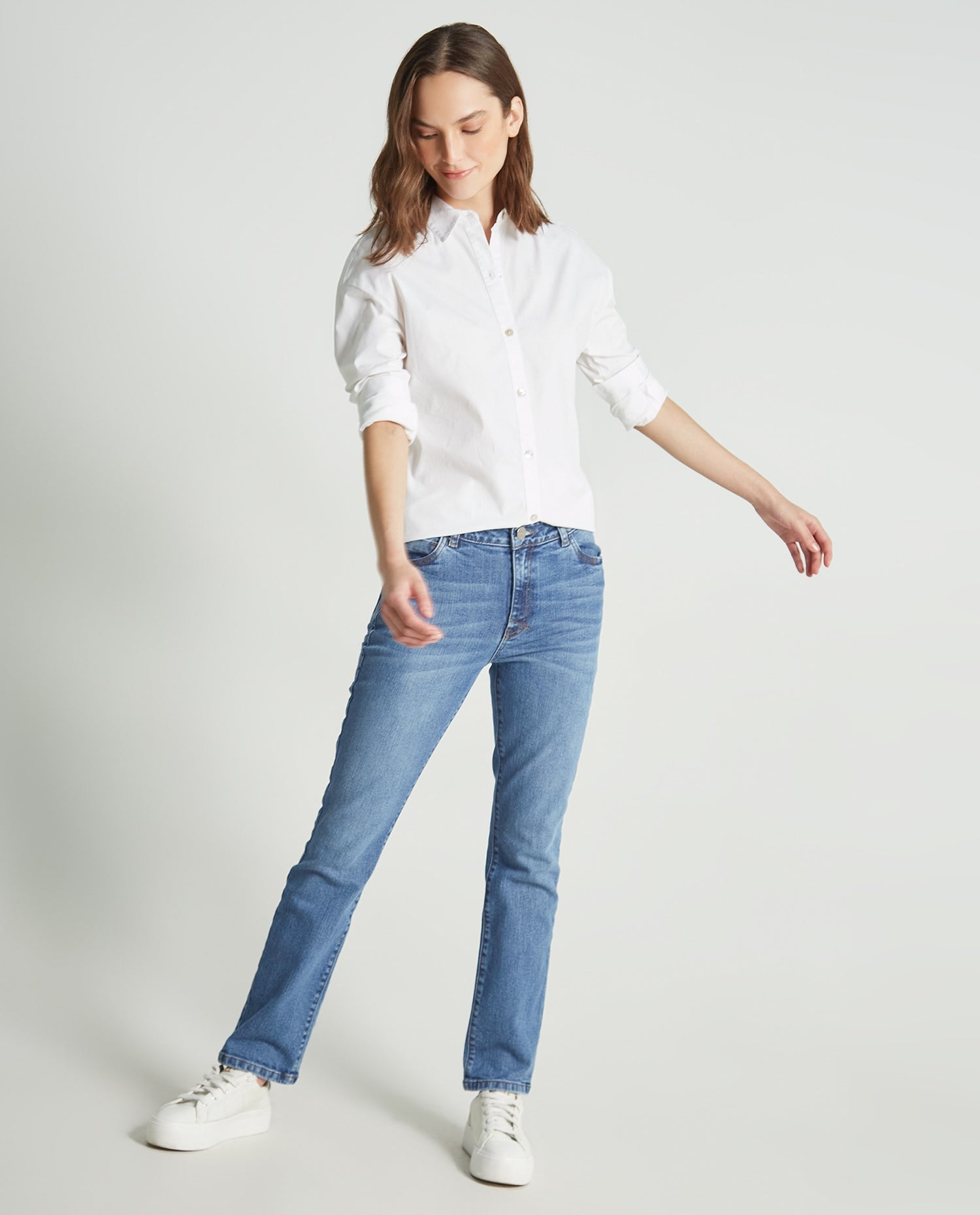 Camisa blanca clásica con bordado en el cuello para mujer - Blanco