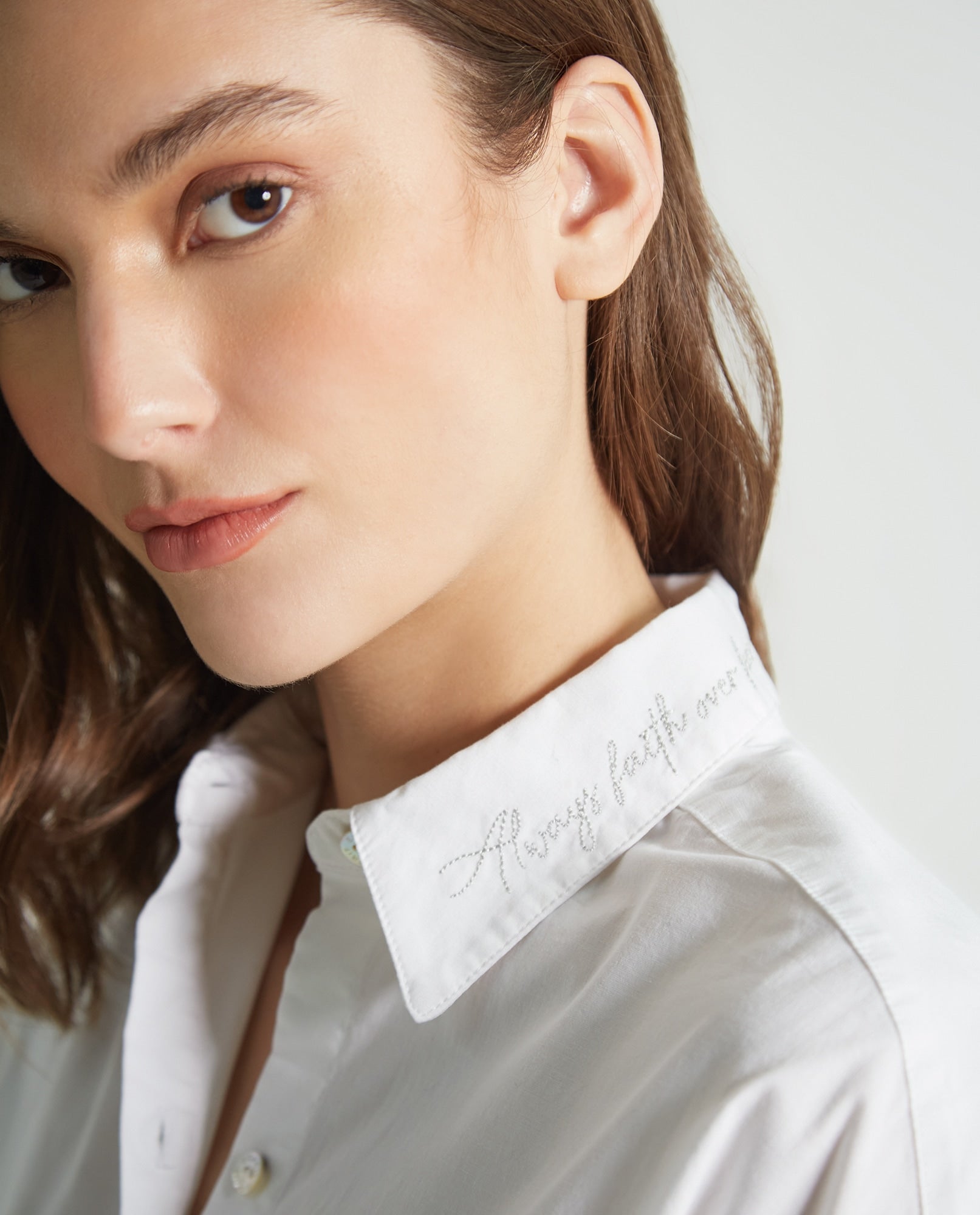 Camisa blanca clásica con bordado en el cuello para mujer - Blanco 34_119D007_A00958_5