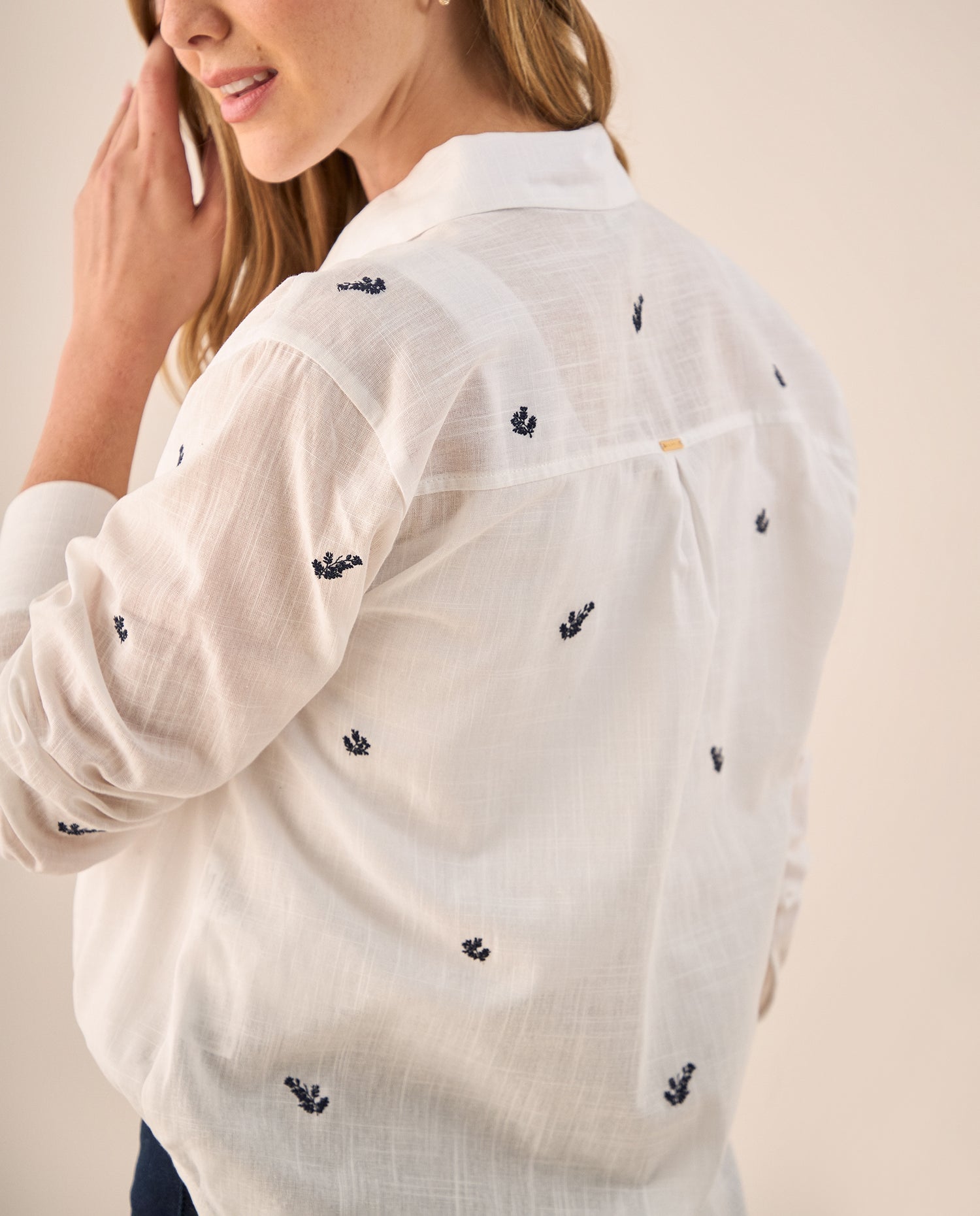 Camisa con Bordados Florales Azules - Blanco