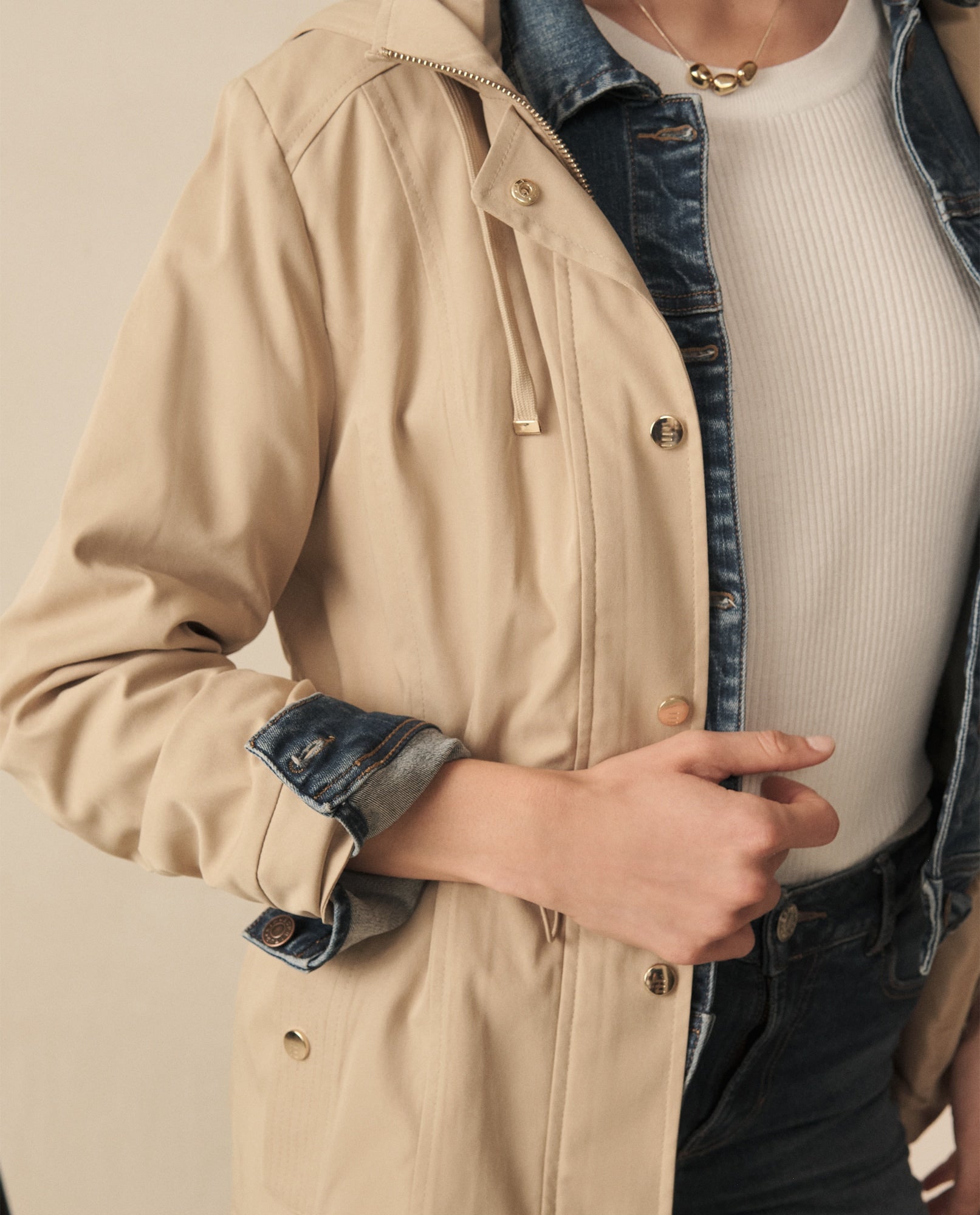 Chaqueta con capucha para mujer - Beige 34_120G919_BEI130607_3
