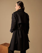 Trench Azul Bahía con Cinturón Ajustable - Negro
