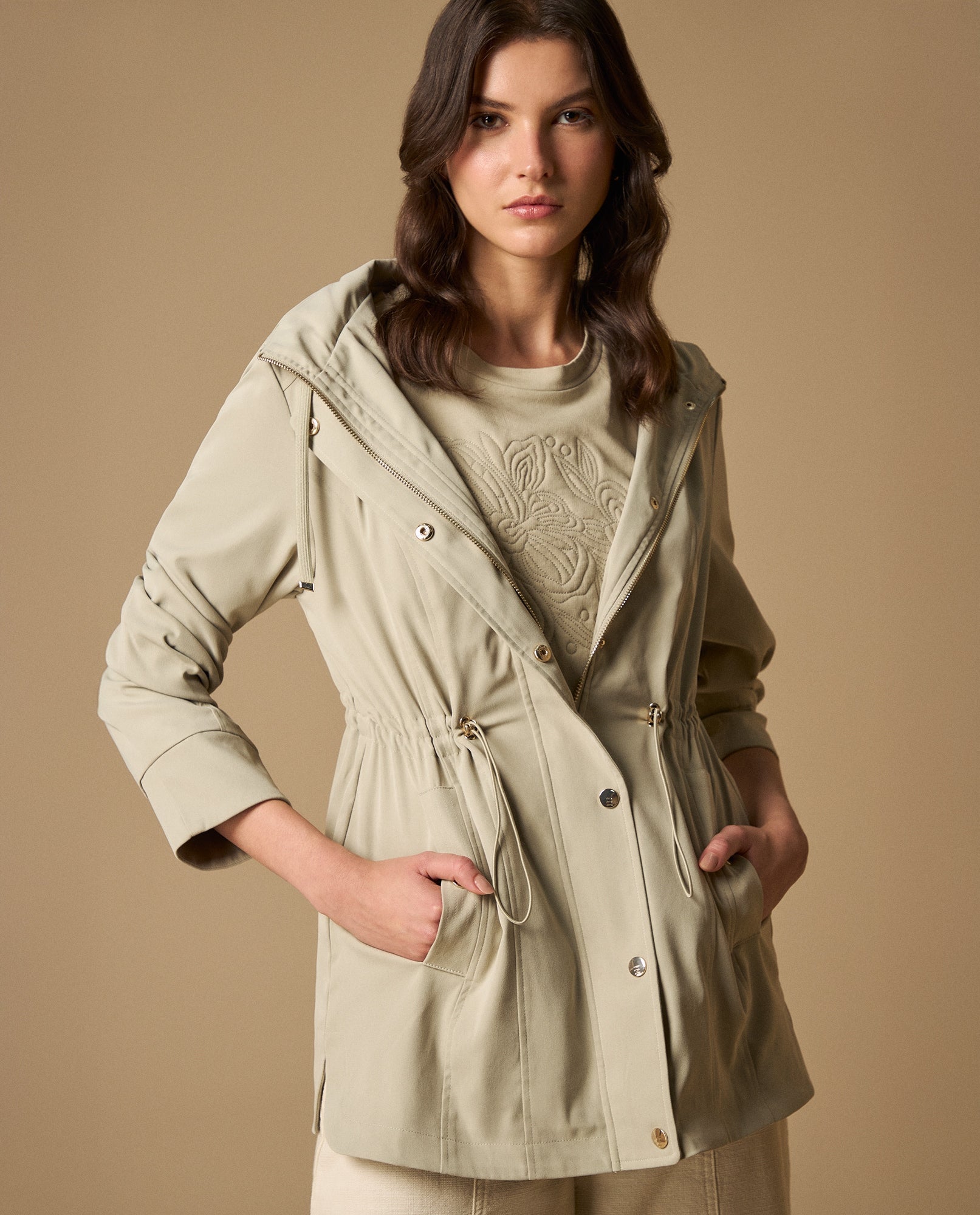 Chaqueta tipo trench con capucha ajustable - Verde 34_121H919_VER170208_0