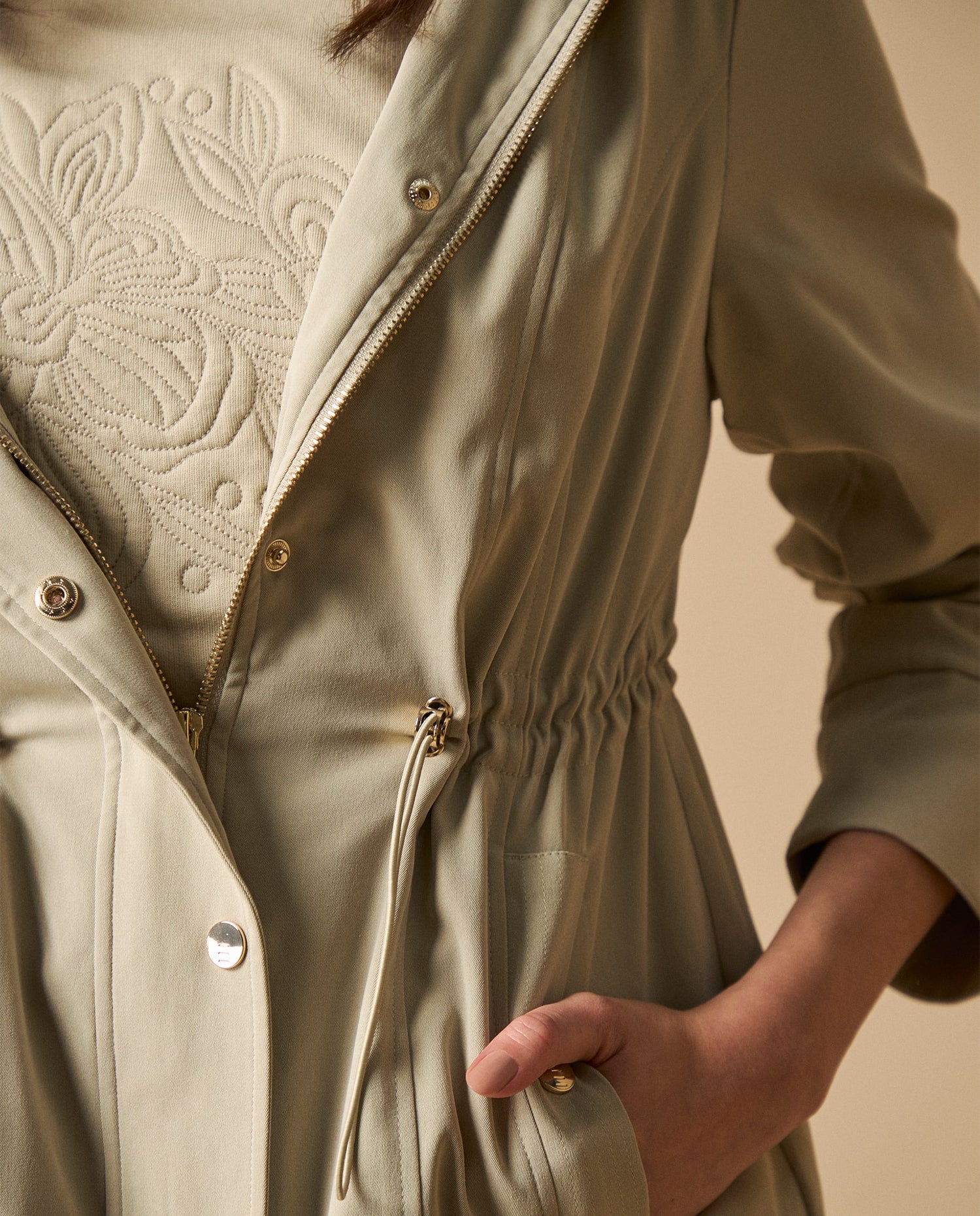 Chaqueta tipo trench con capucha ajustable - Verde