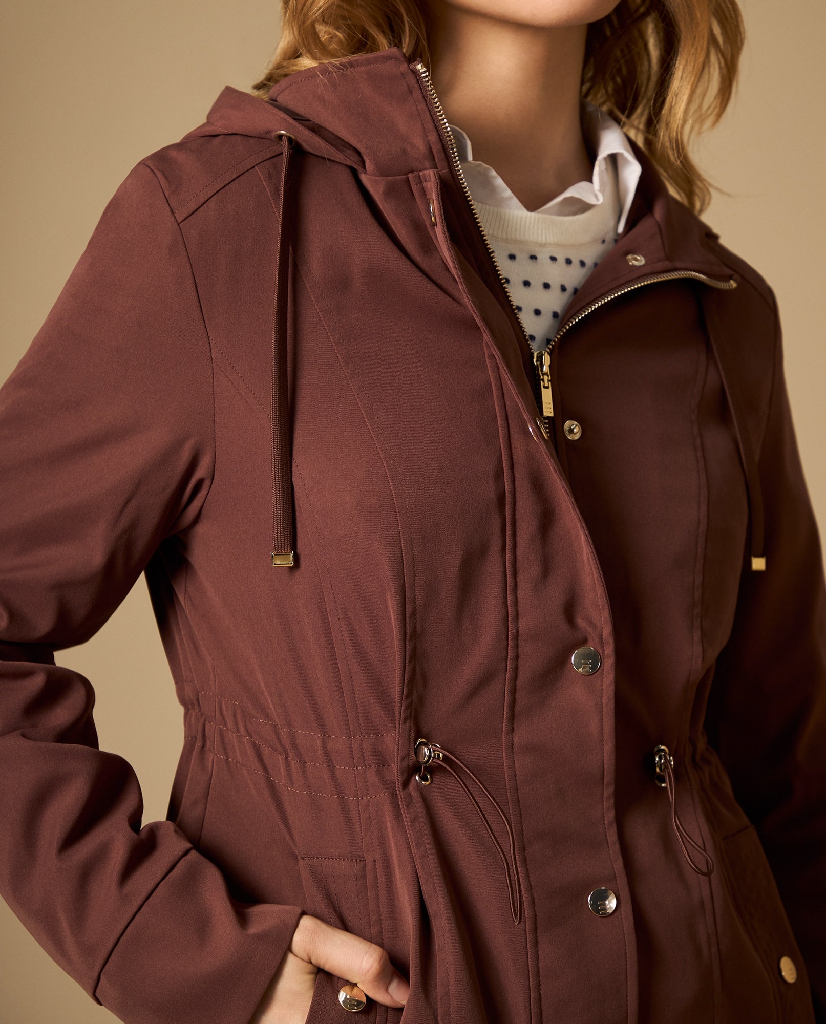 Chaqueta con capucha y ajuste en cintura - Café 34_122H919_CAF181541_3