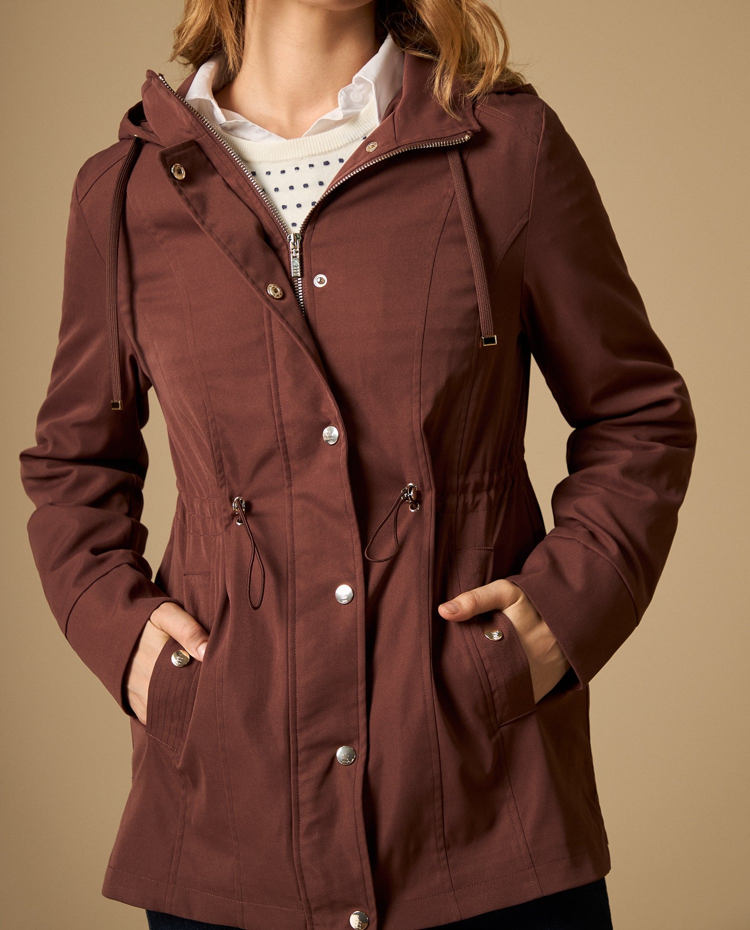 Chaqueta con capucha y ajuste en cintura - Café