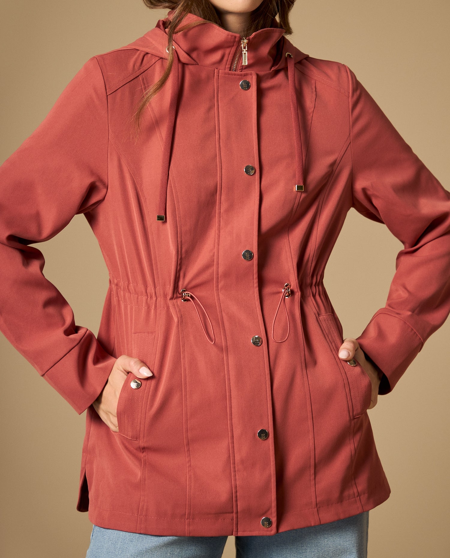 Chaqueta con capucha y ajuste en cintura - Rojo
