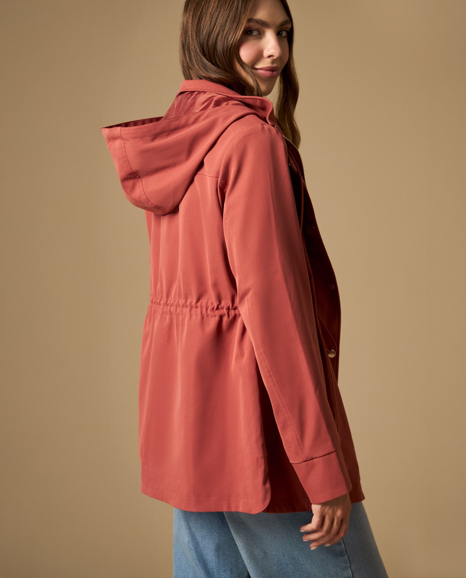 Chaqueta con capucha y ajuste en cintura - Rojo