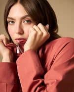 Chaqueta con capucha y ajuste en cintura - Rojo