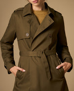 Trench clásico con cinturón y solapas amplias - Verde