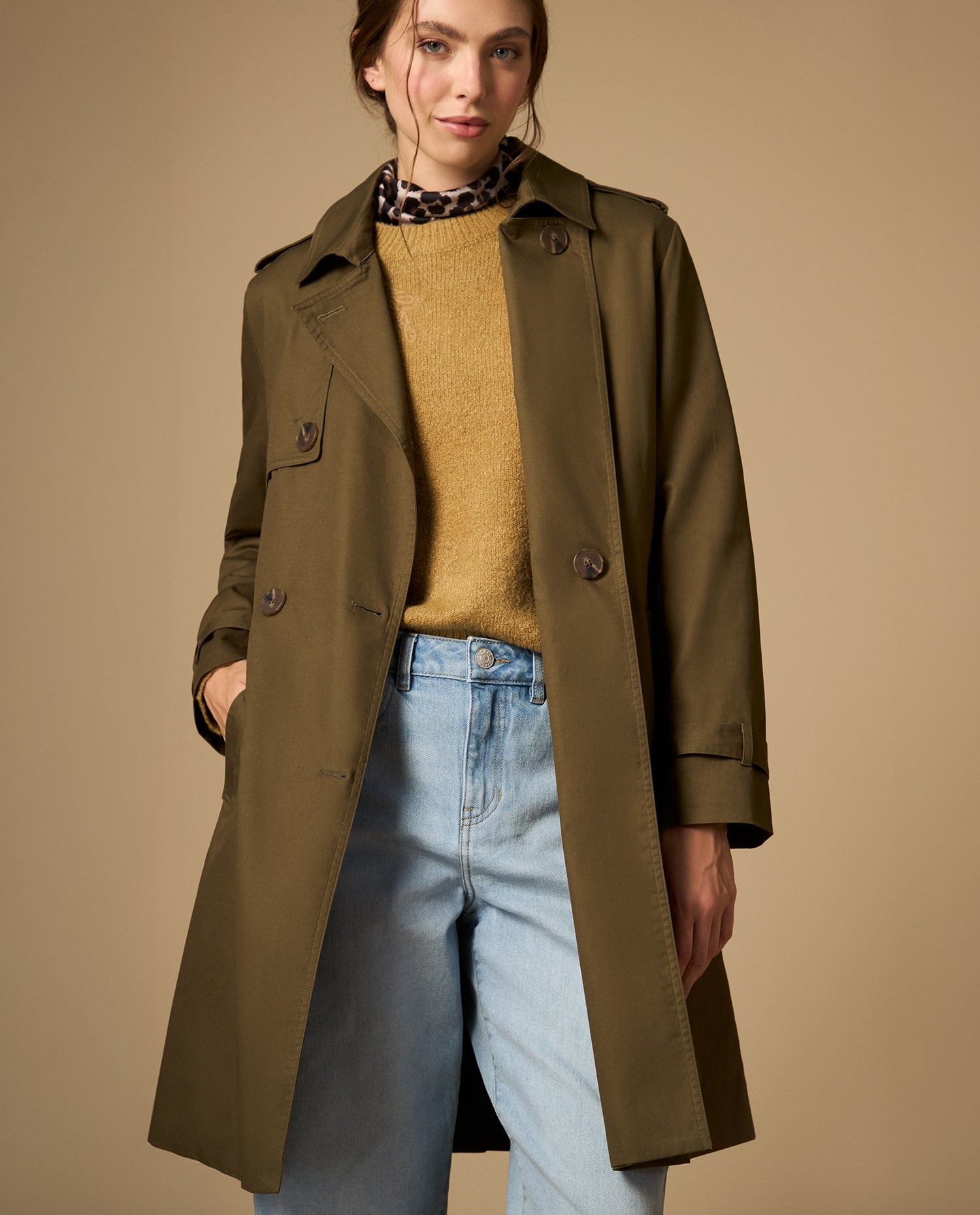 Trench clásico con cinturón y solapas amplias - Verde