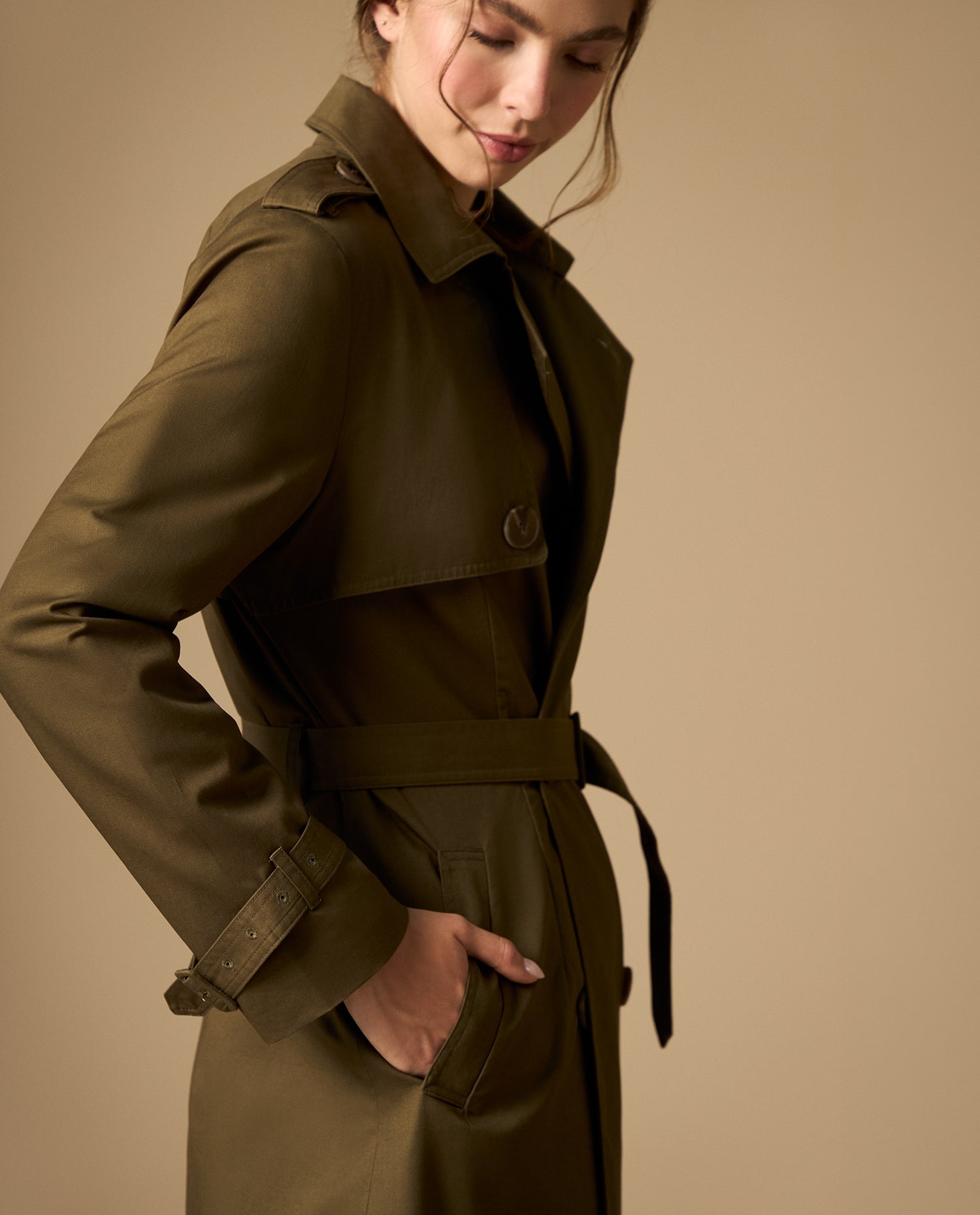 Trench clásico con cinturón y solapas amplias - Verde