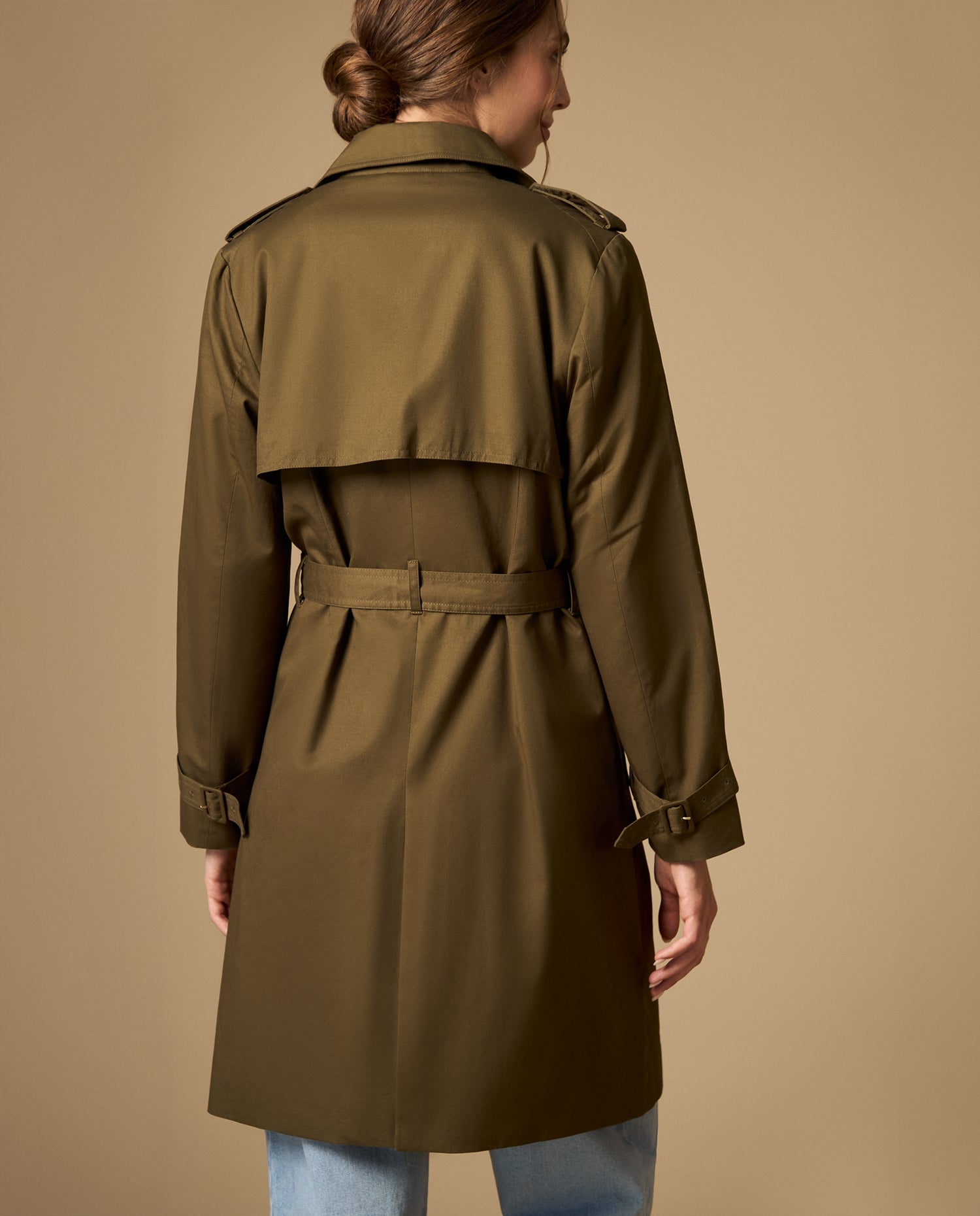 Trench clásico con cinturón y solapas amplias - Verde