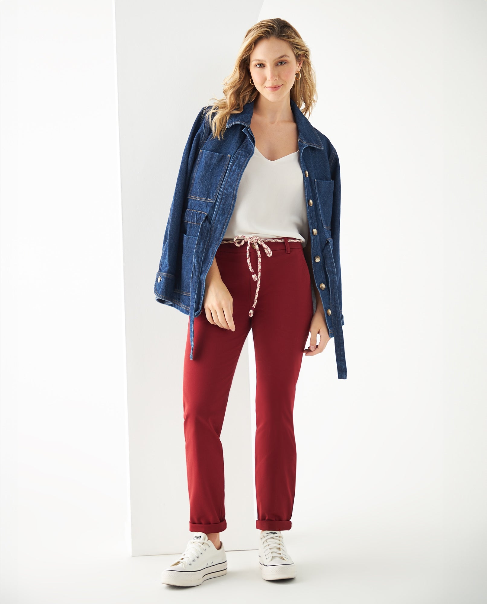 Pantalón con cinturón decorativo para mujer - Rojo 34_131F010_ROJ191930_0