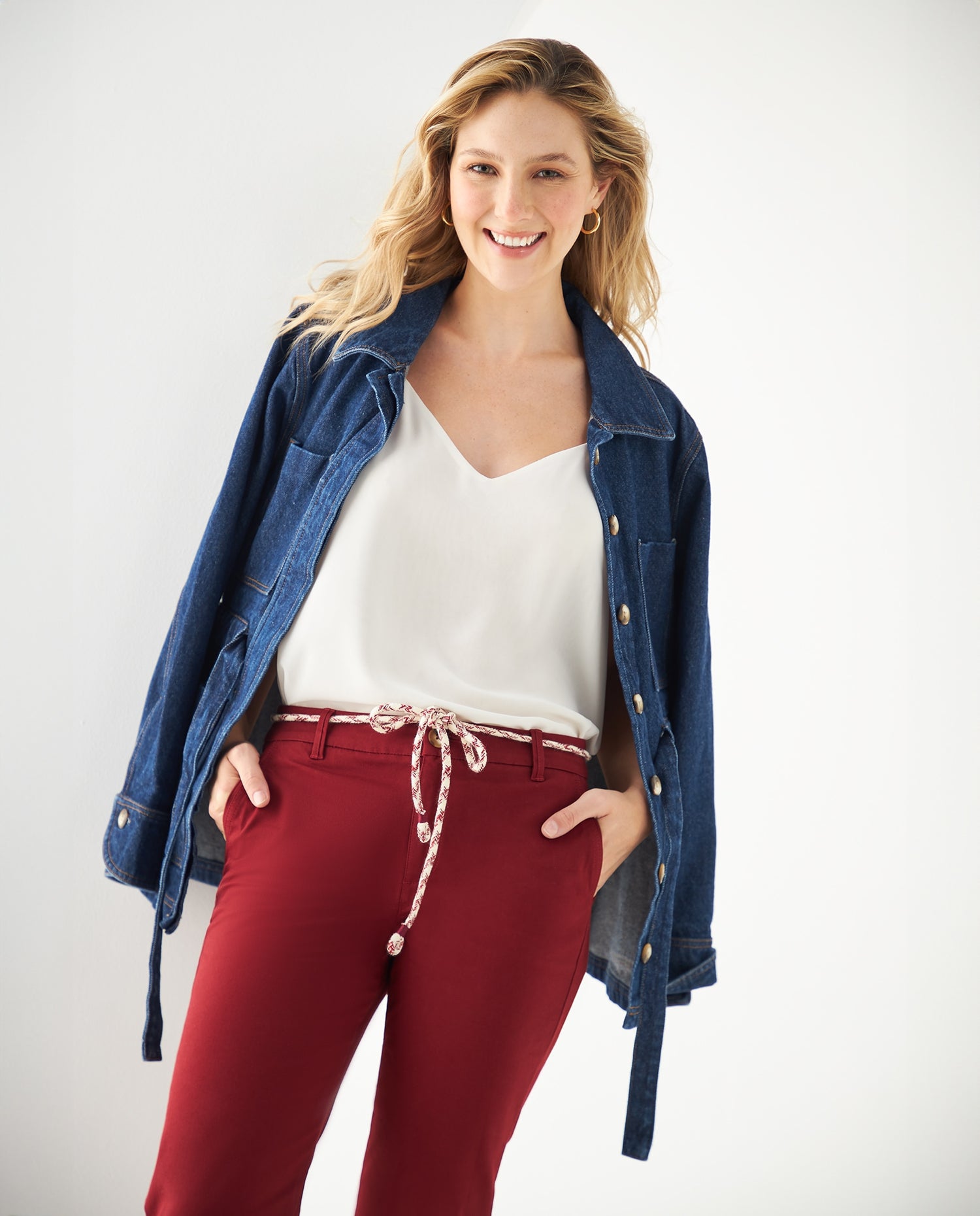 Pantalón con cinturón decorativo para mujer - Rojo