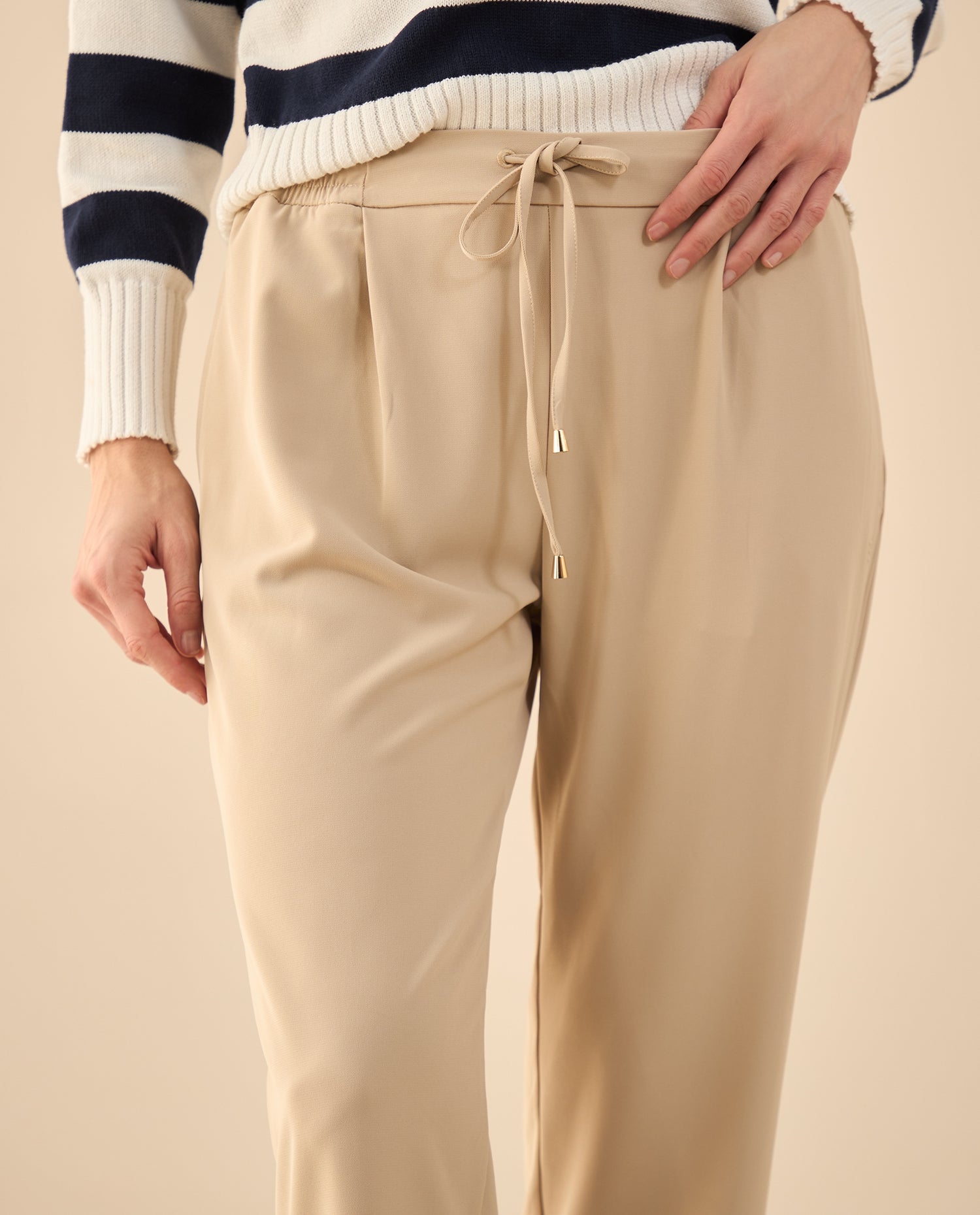 Pantalón con cordón ajustable en frente para mujer - Beige