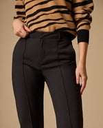 Pantalón Beige con Costuras Contrastantes - Negro
