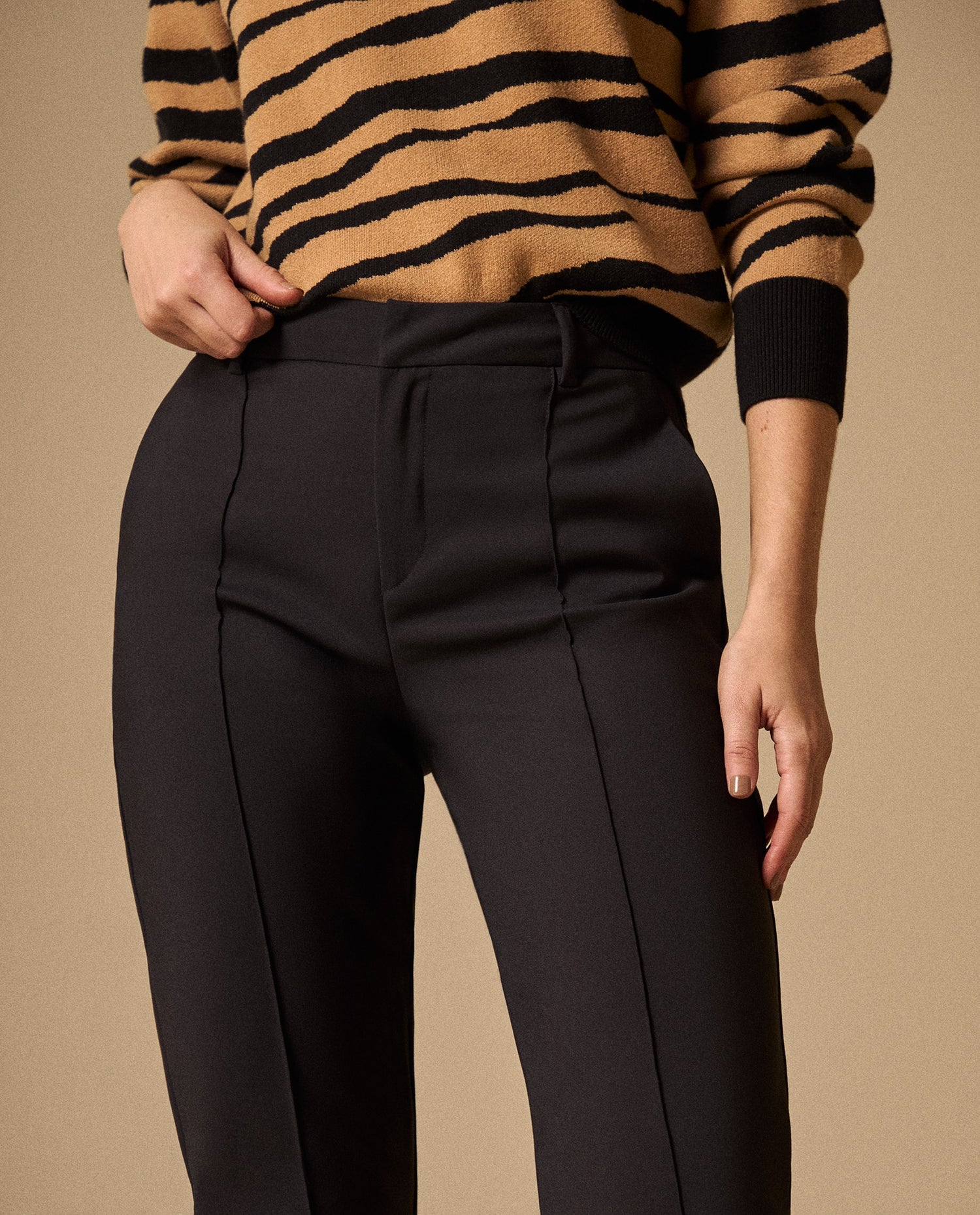 Pantalón Beige con Costuras Contrastantes - Negro