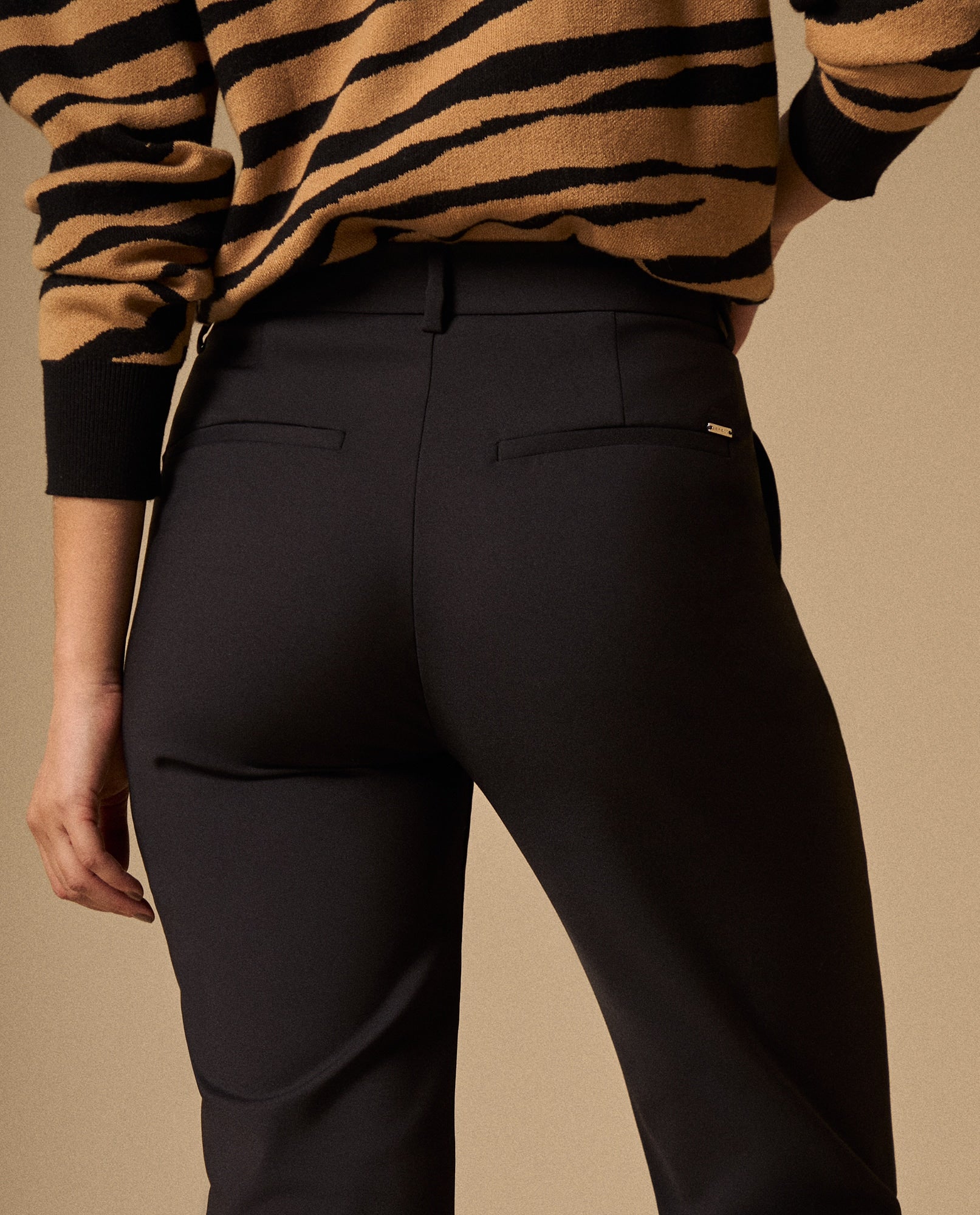 Pantalón Beige con Costuras Contrastantes - Negro 34_139G700_NEG190303_5