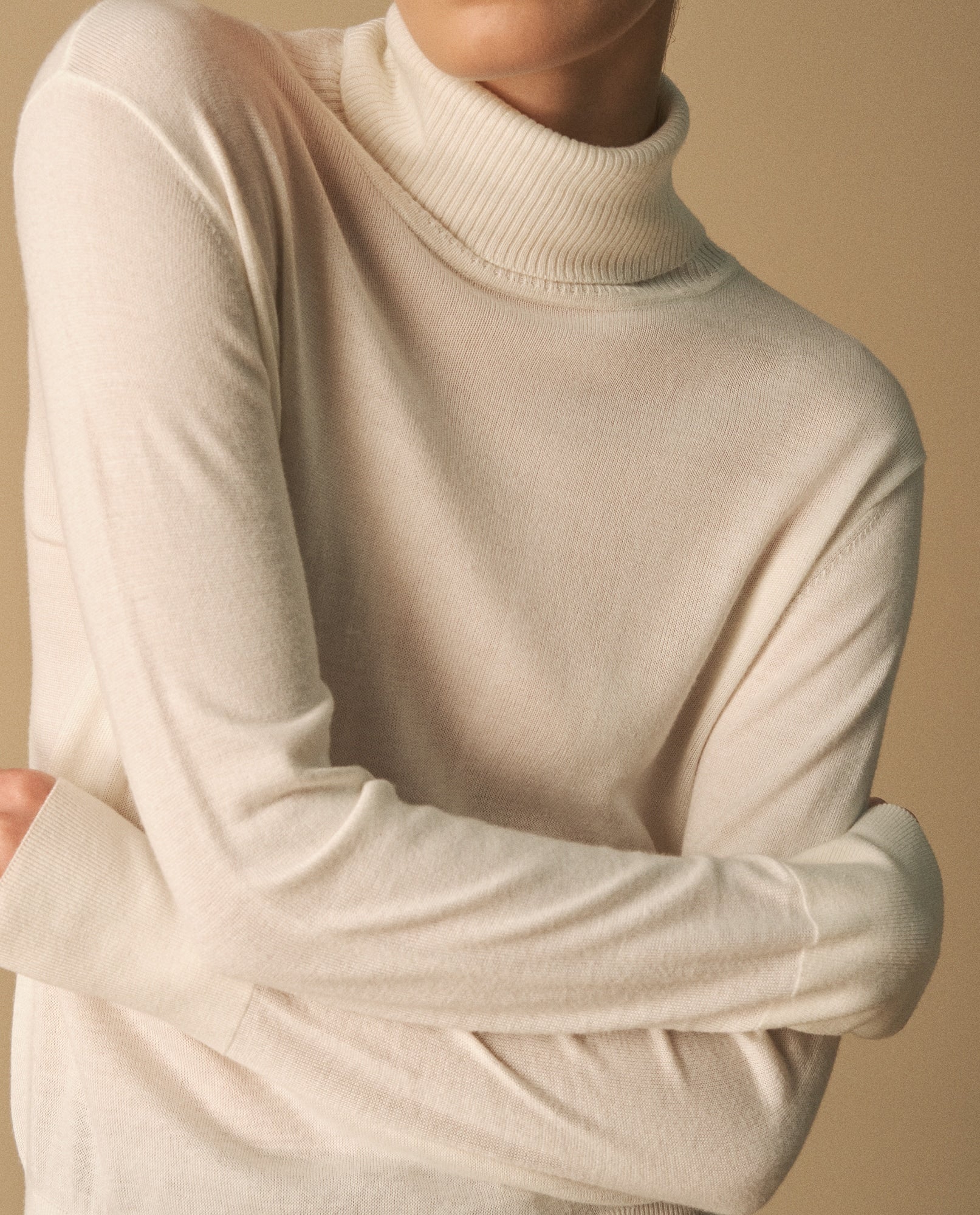 Buzo tejido de cuello alto para mujer - Crudo 34_160G914_CRU110602_3
