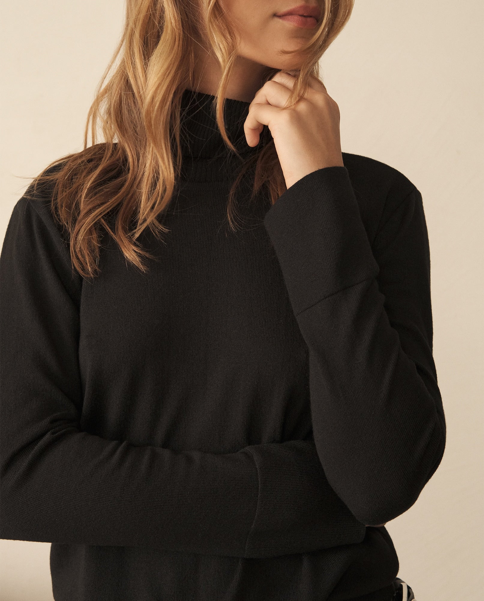 Buzo tejido de cuello alto para mujer - Negro 34_160G914_NEG193909_5