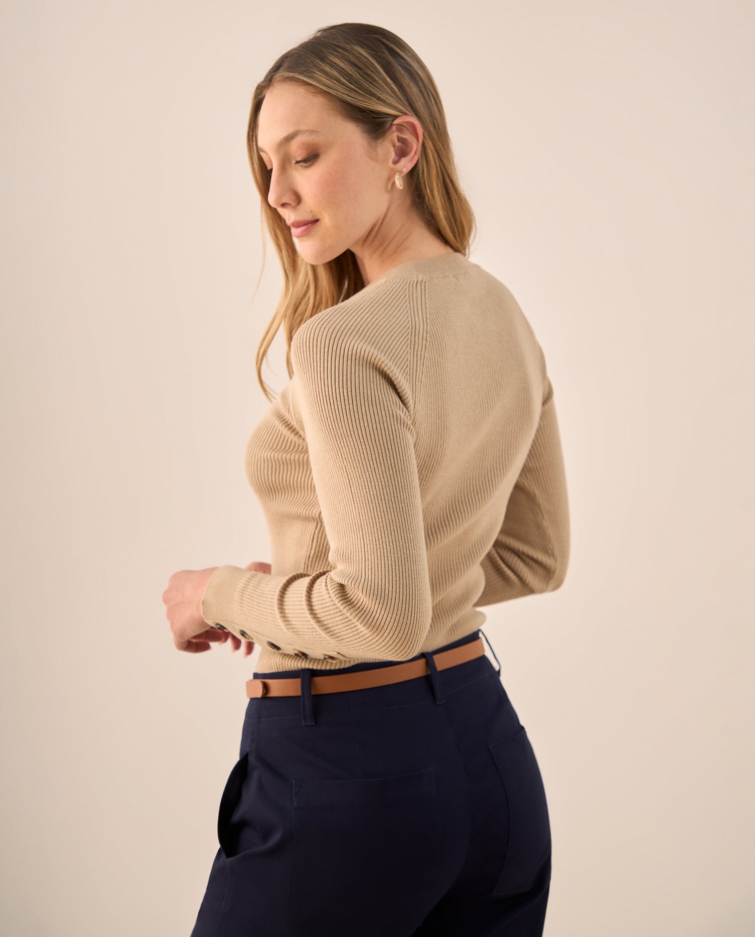 Suéter Acanalado con Botones Dorados - Beige