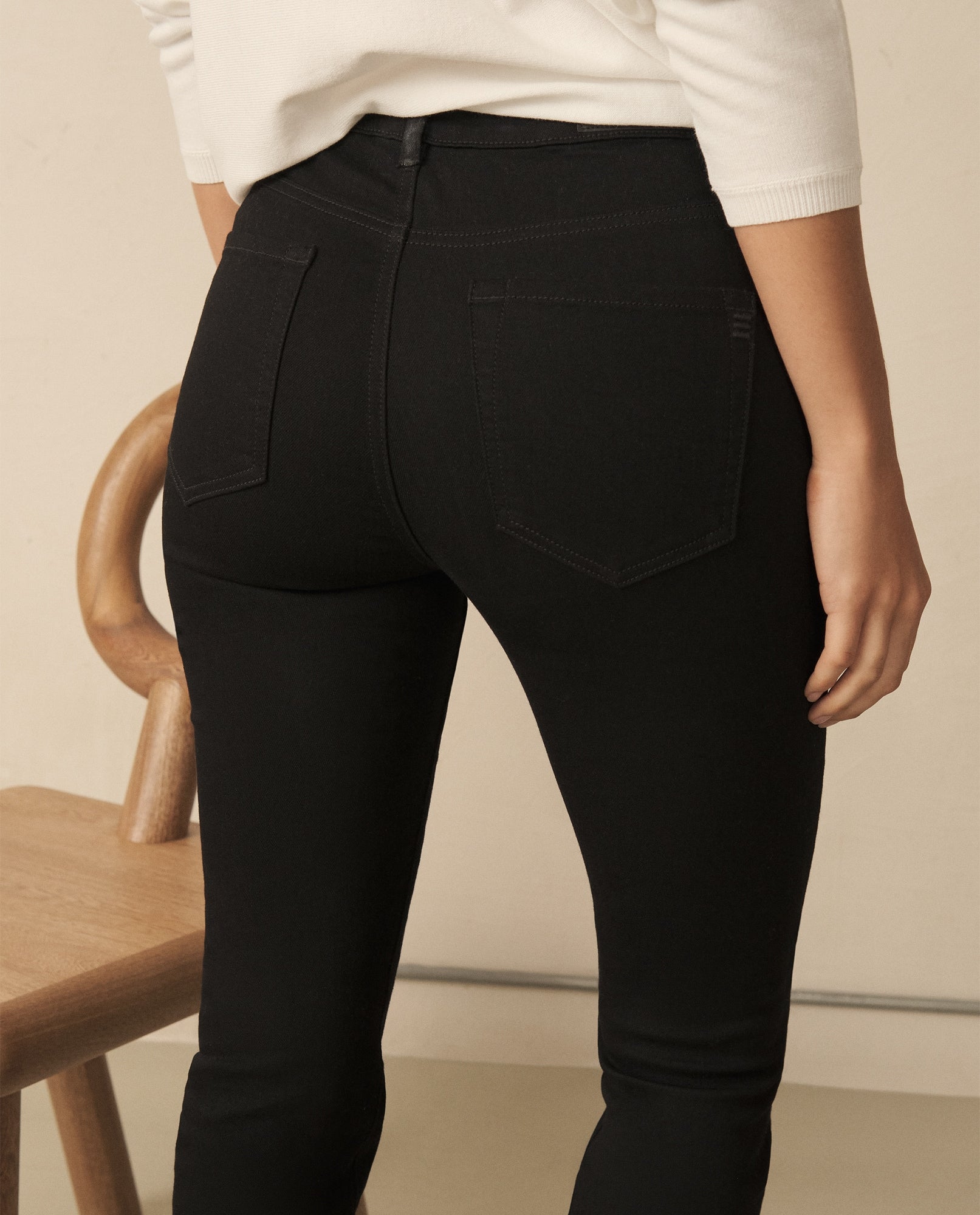 Jean Slim en black denim para mujer - Negro 34_170G912_NEG193909_4