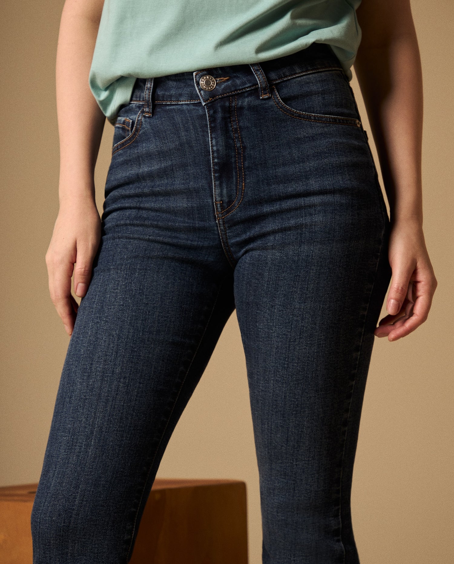 Jean Boot Cut Azul Oscuro Tiro Medio - Azul