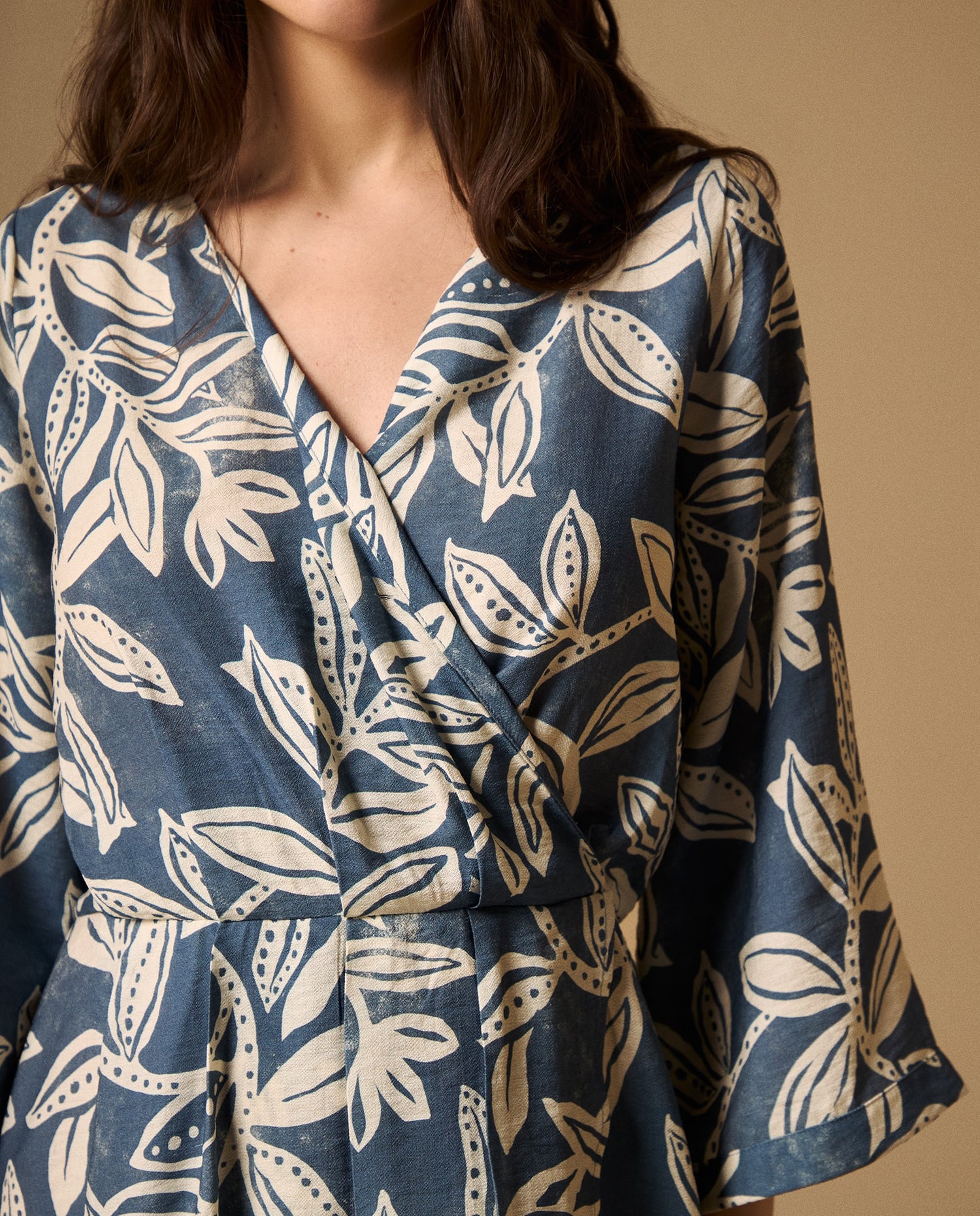Vestido Wrap Azul con Estampado Tropical - Azul