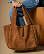 Bolso amplio con cierre decorativo - Café