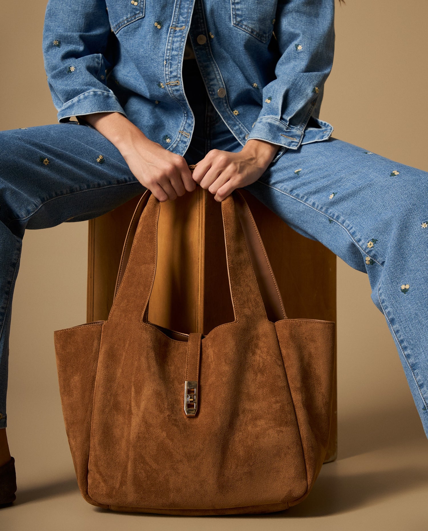 Bolso amplio con cierre decorativo - Café